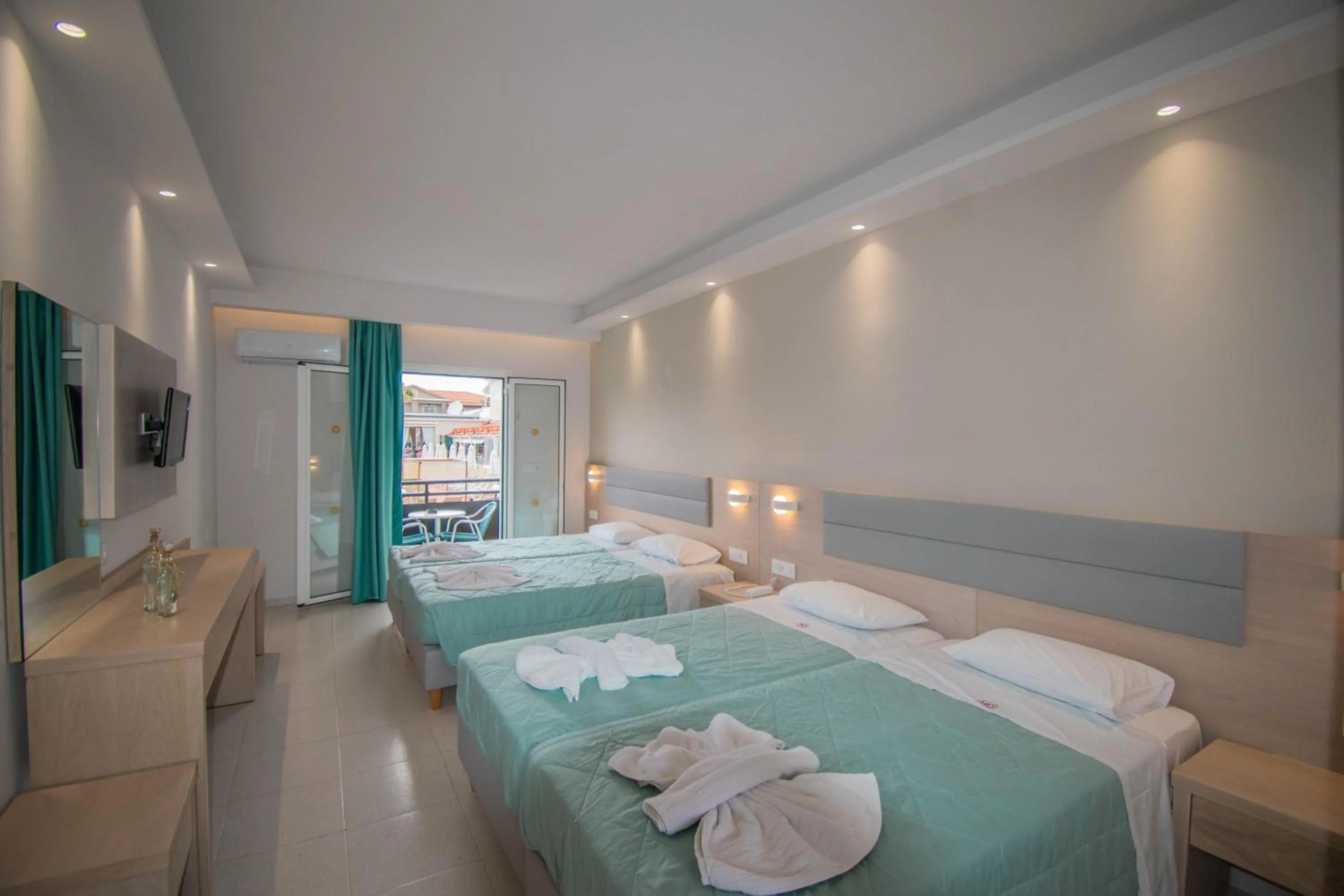 Bed in Dennys Inn Hotel