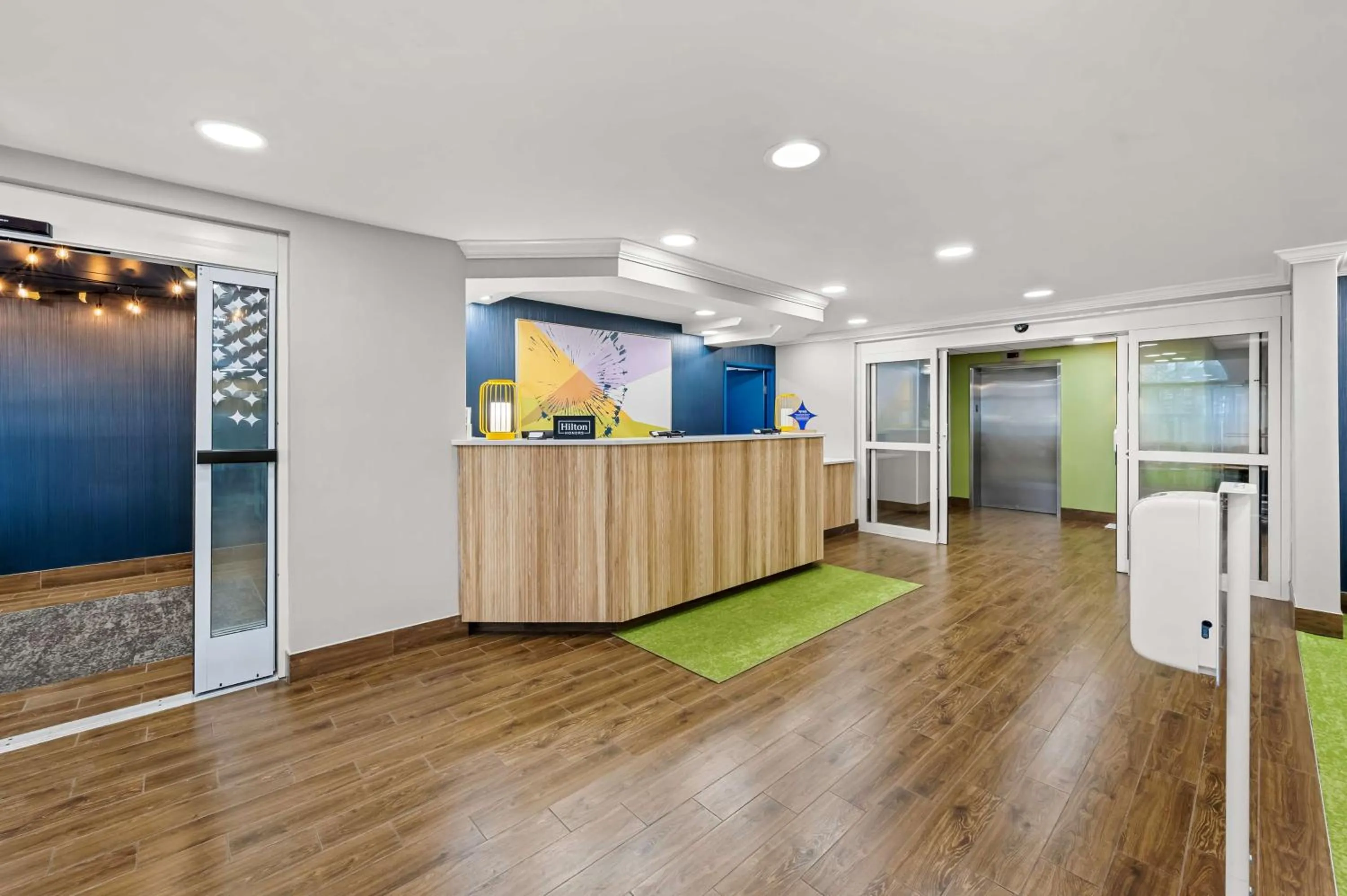 Lobby or reception in Spark by Hilton Sterling Dulles Airport