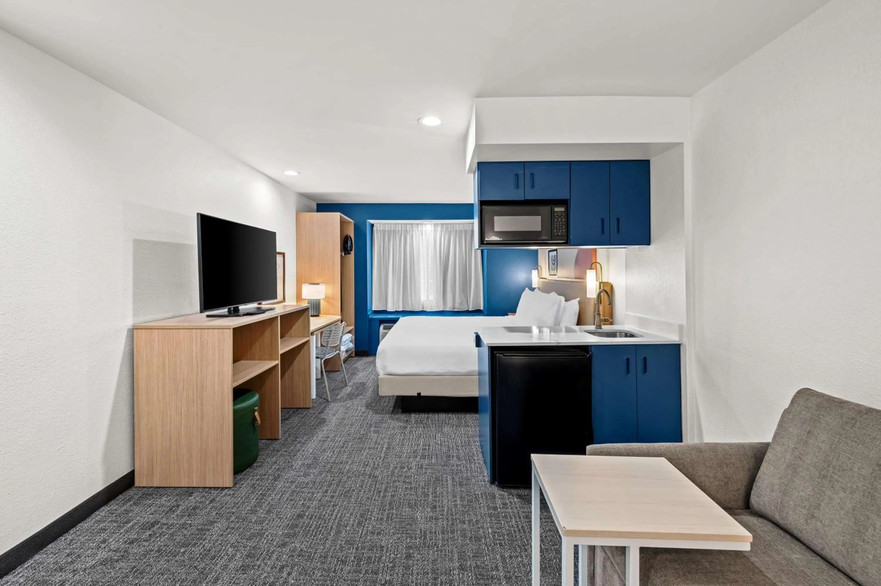 Living room, Bed in Spark by Hilton Sterling Dulles Airport