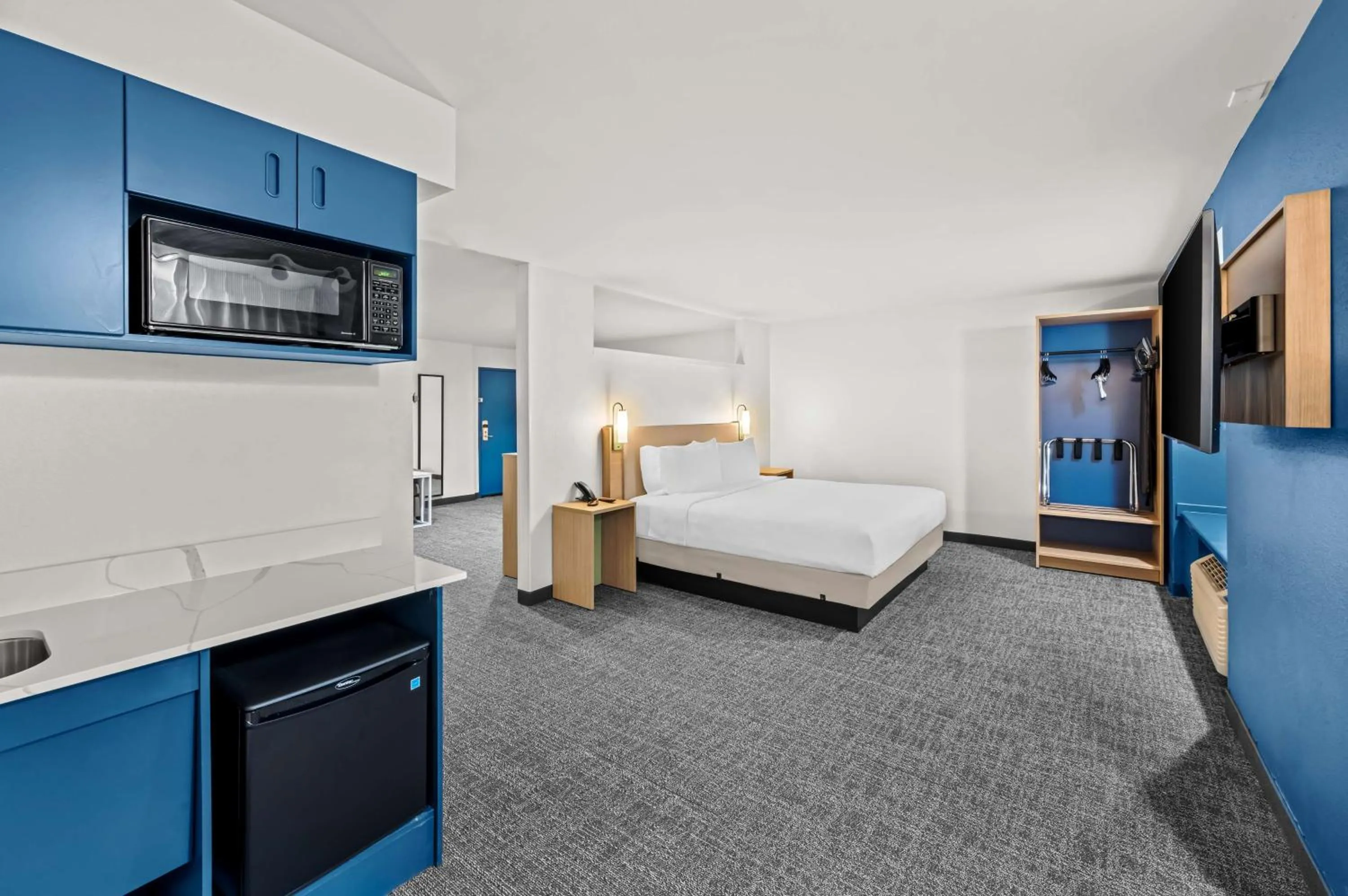 Kitchen or kitchenette, Bed in Spark by Hilton Sterling Dulles Airport
