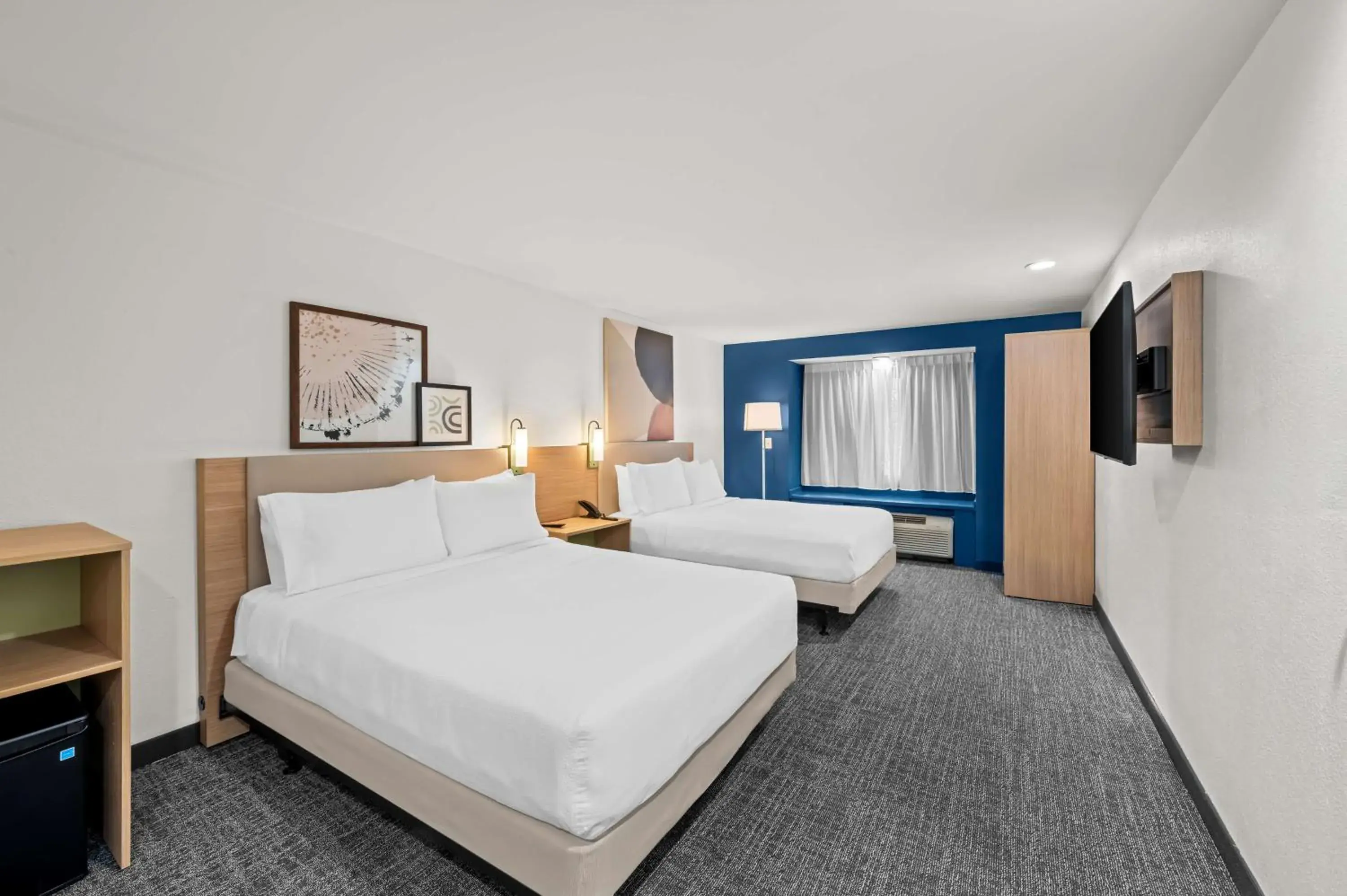 Queen Room with Two Queen Beds and Mobility Accessible Tub in Comfort Inn & Suites Airport Dulles-Gateway Queen Room with Two Queen Beds and Mobility Accessible Tub in Comfort Inn & Suites Airport Dulles-Gateway