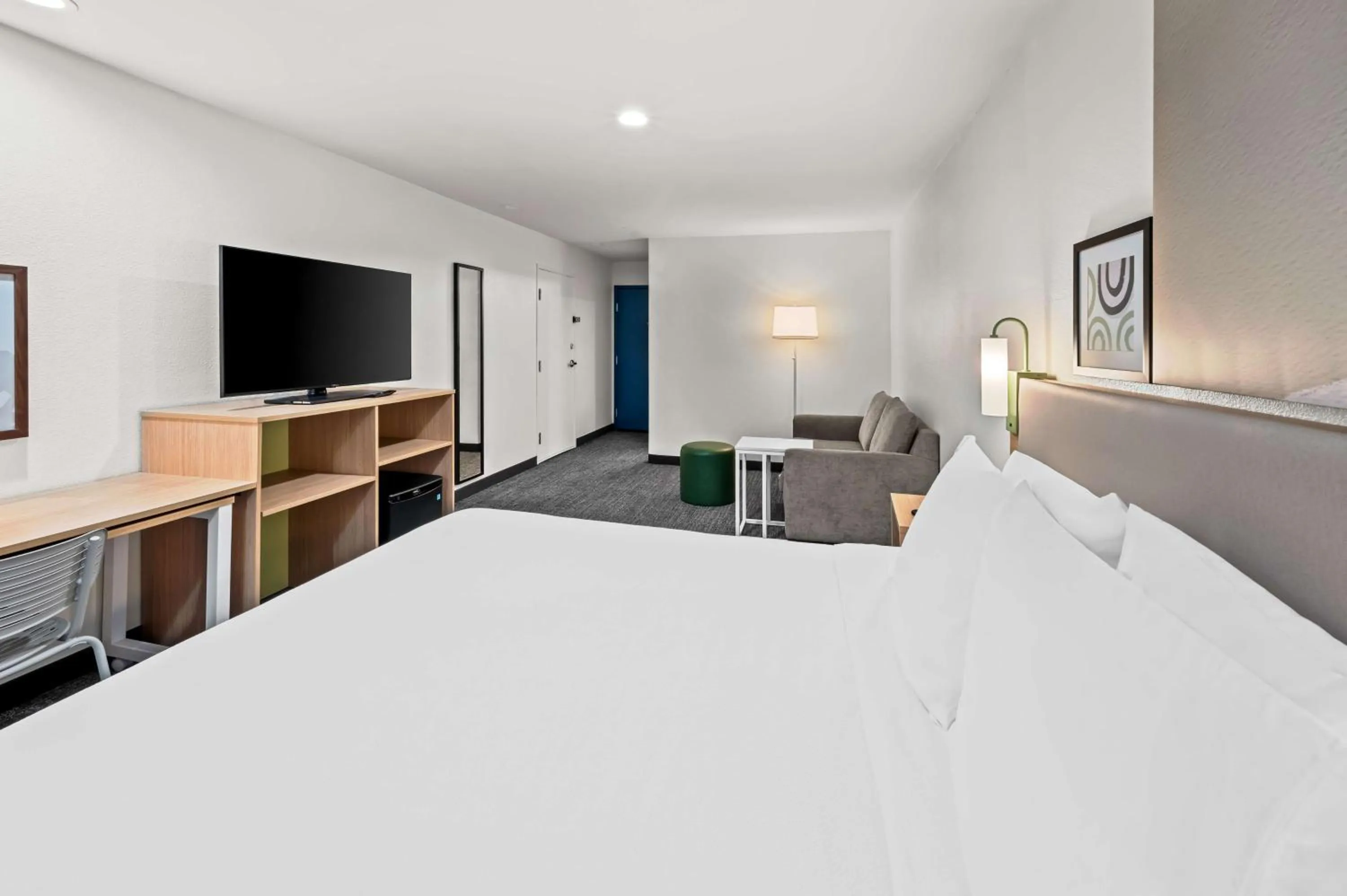 Living room, Bed in Spark by Hilton Sterling Dulles Airport