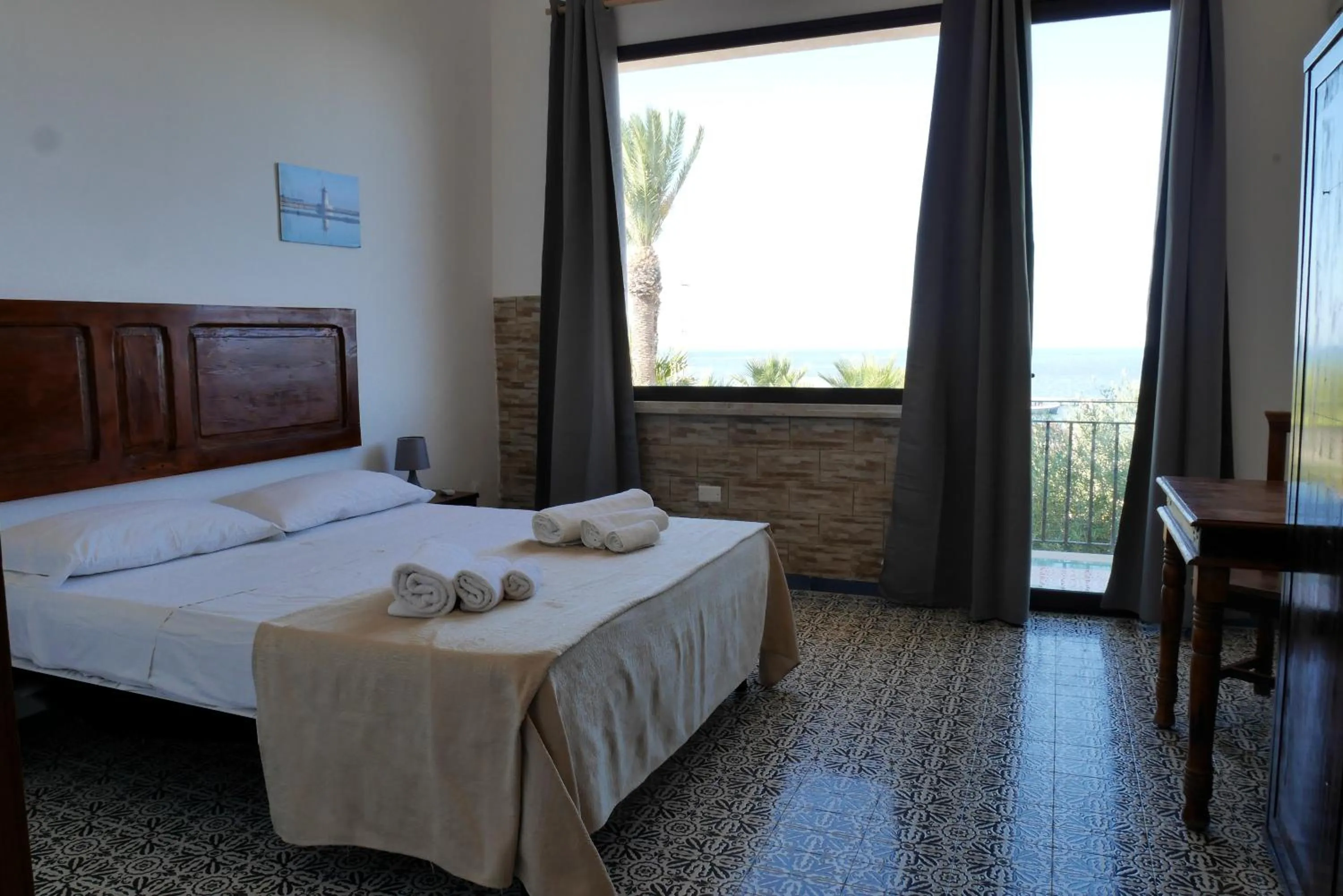 Balcony/Terrace, Bed in B&B Al Vecchio Pontile B&B MARSALA