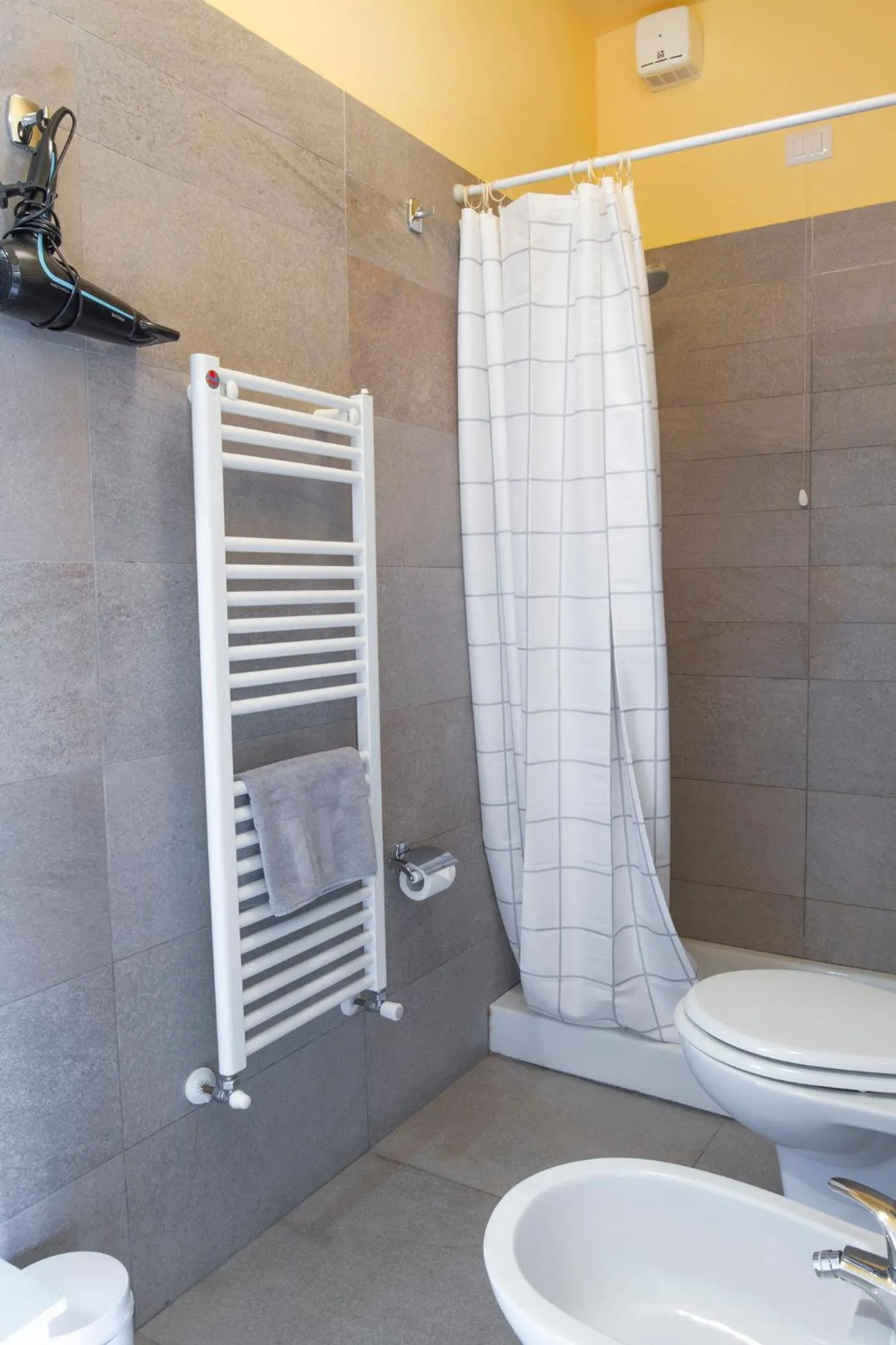 Shower in Rosso Del Chianti