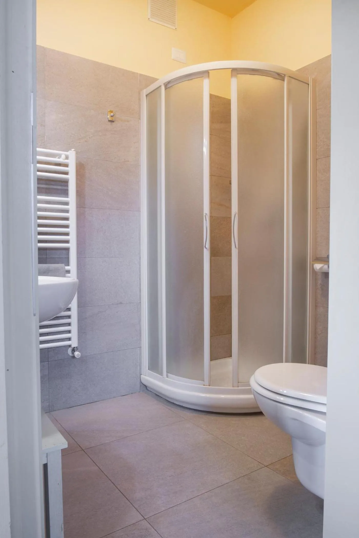 Shower in Rosso Del Chianti