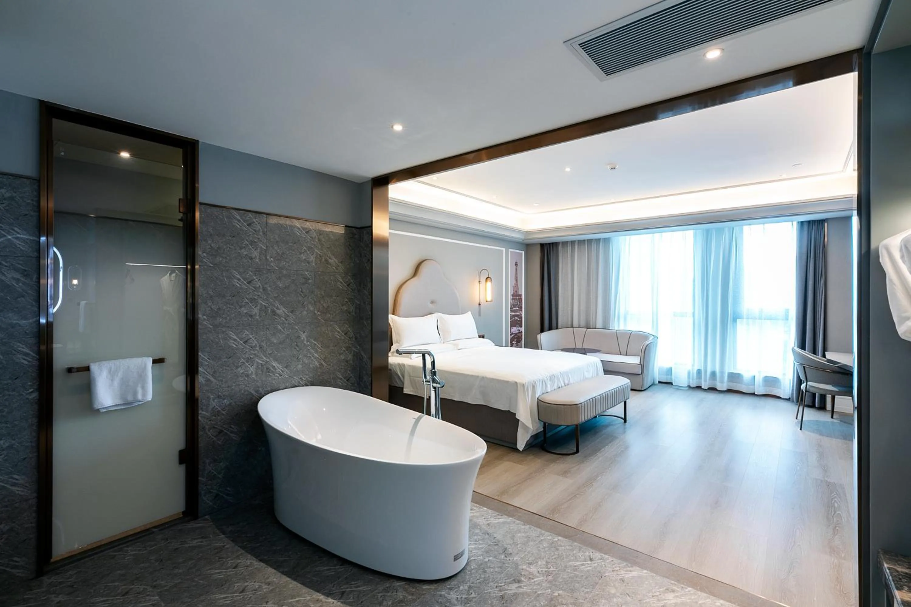 Bathroom, Bed in Mercure Xian North
