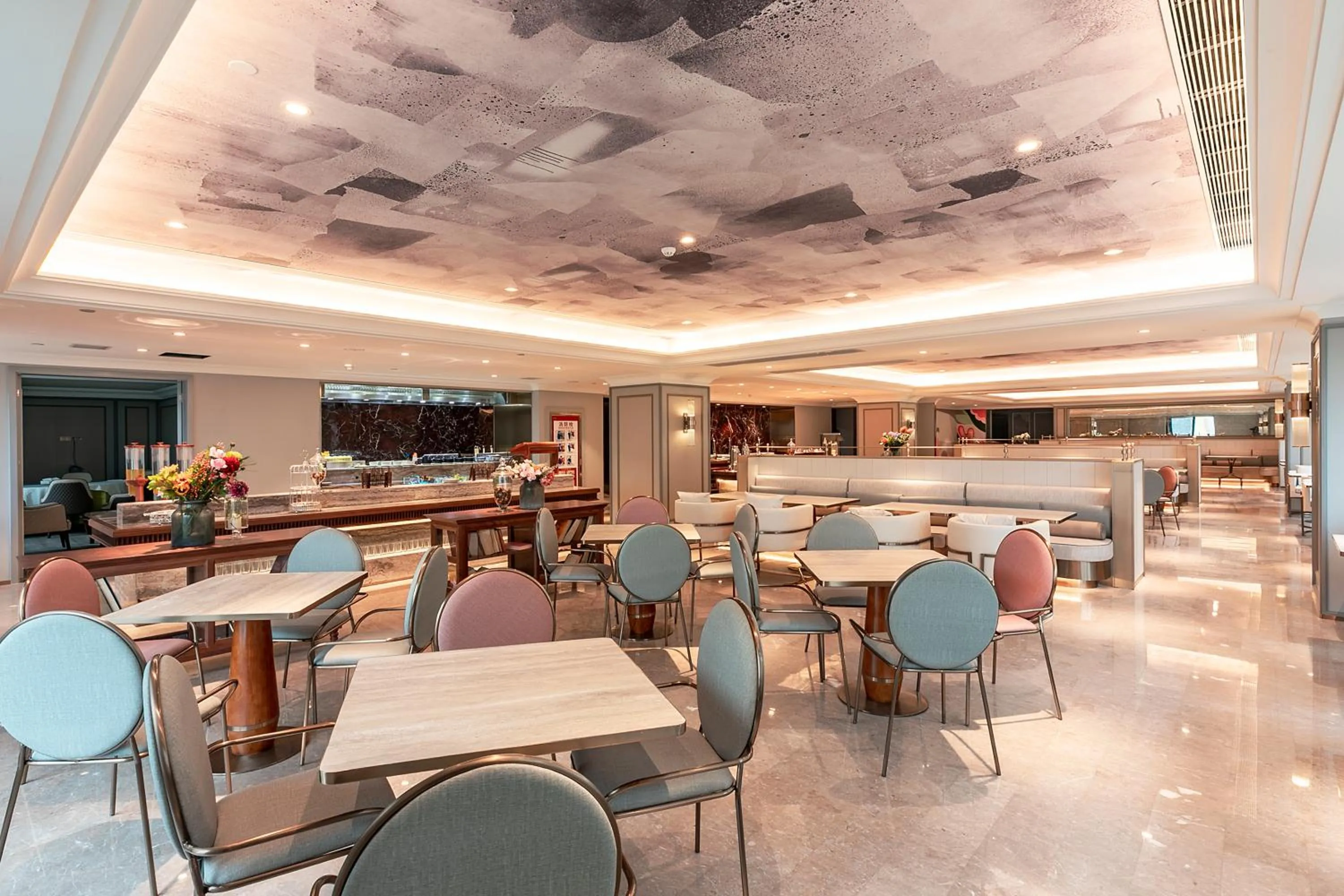 Restaurant/places to eat in Mercure Xian North