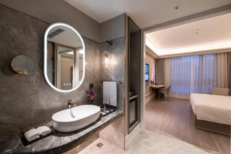 Standard King Room in Mercure Shanghai Xujiahui South Standard King Room in Mercure Shanghai Xujiahui South