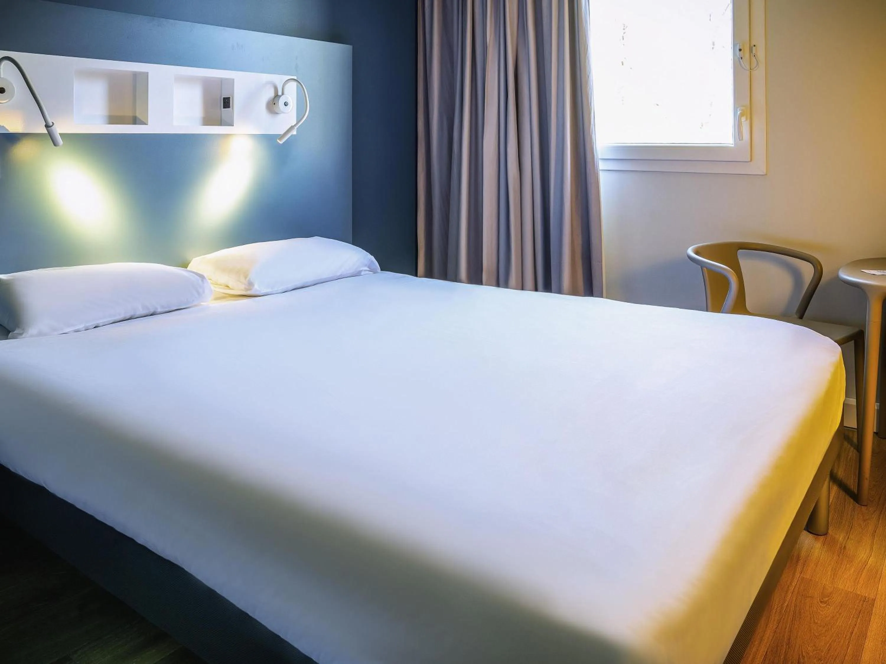 Bedroom, Bed in ibis budget Reims Parc Des Expositions