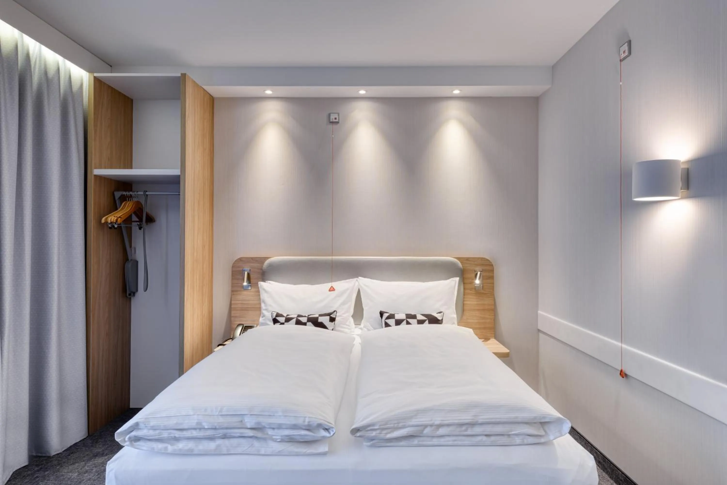 Photo of the whole room, Bed in Holiday Inn Express Göttingen by IHG