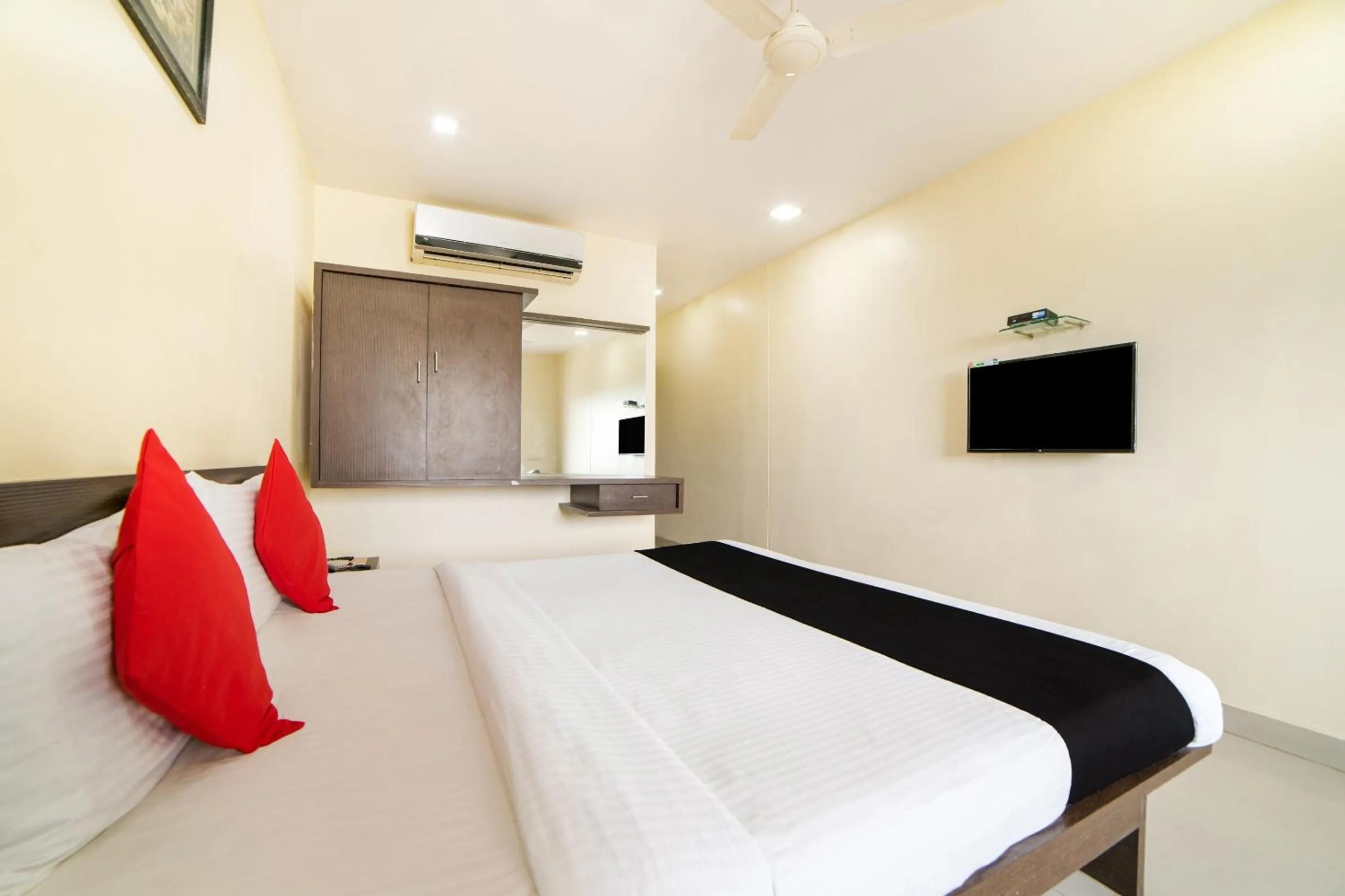 Bedroom, Bed in Super Capital O Raaga Grand