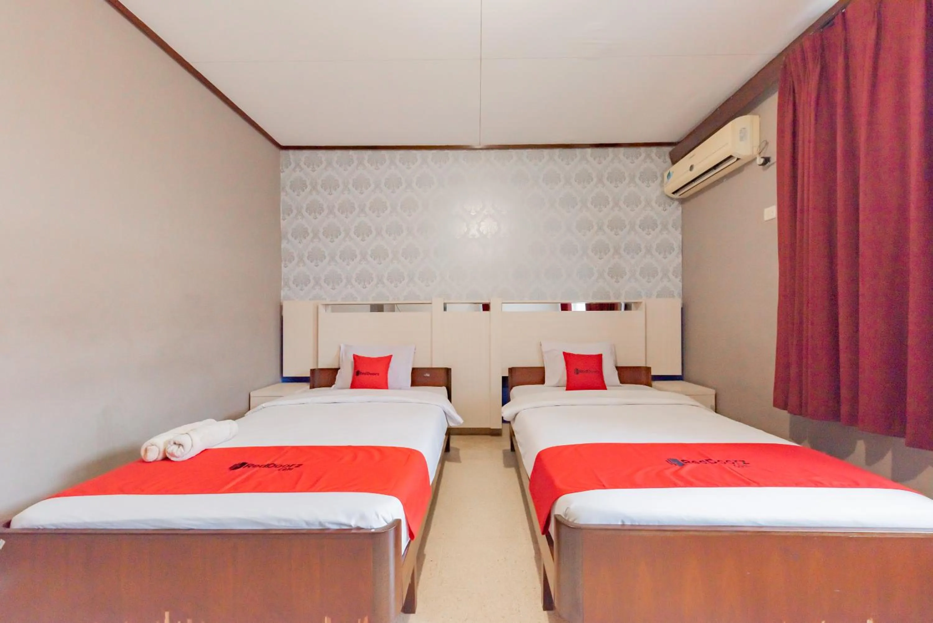 Bedroom, Bed in RedDoorz Syariah at Hotel Budi Family