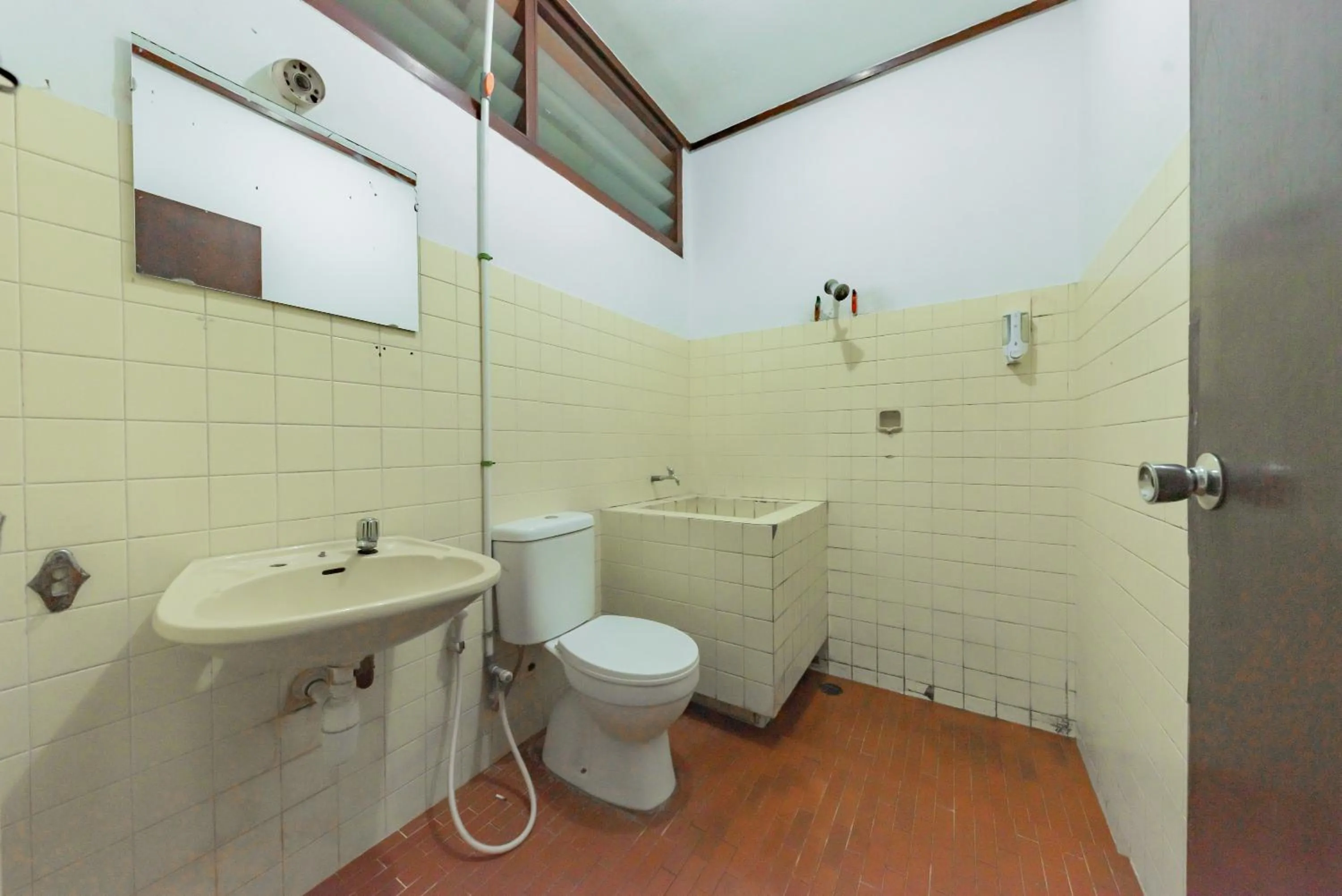 Bathroom in RedDoorz Syariah at Hotel Budi Family