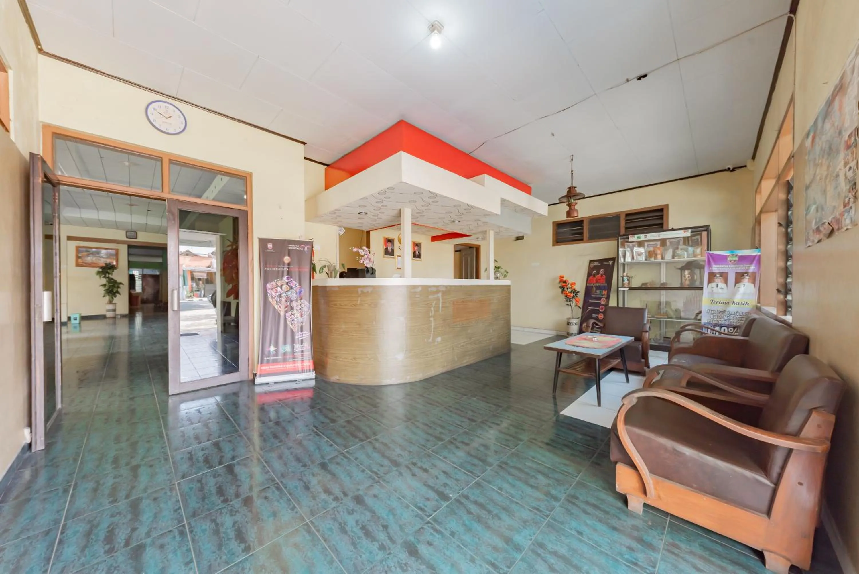 Lobby or reception in RedDoorz Syariah at Hotel Budi Family