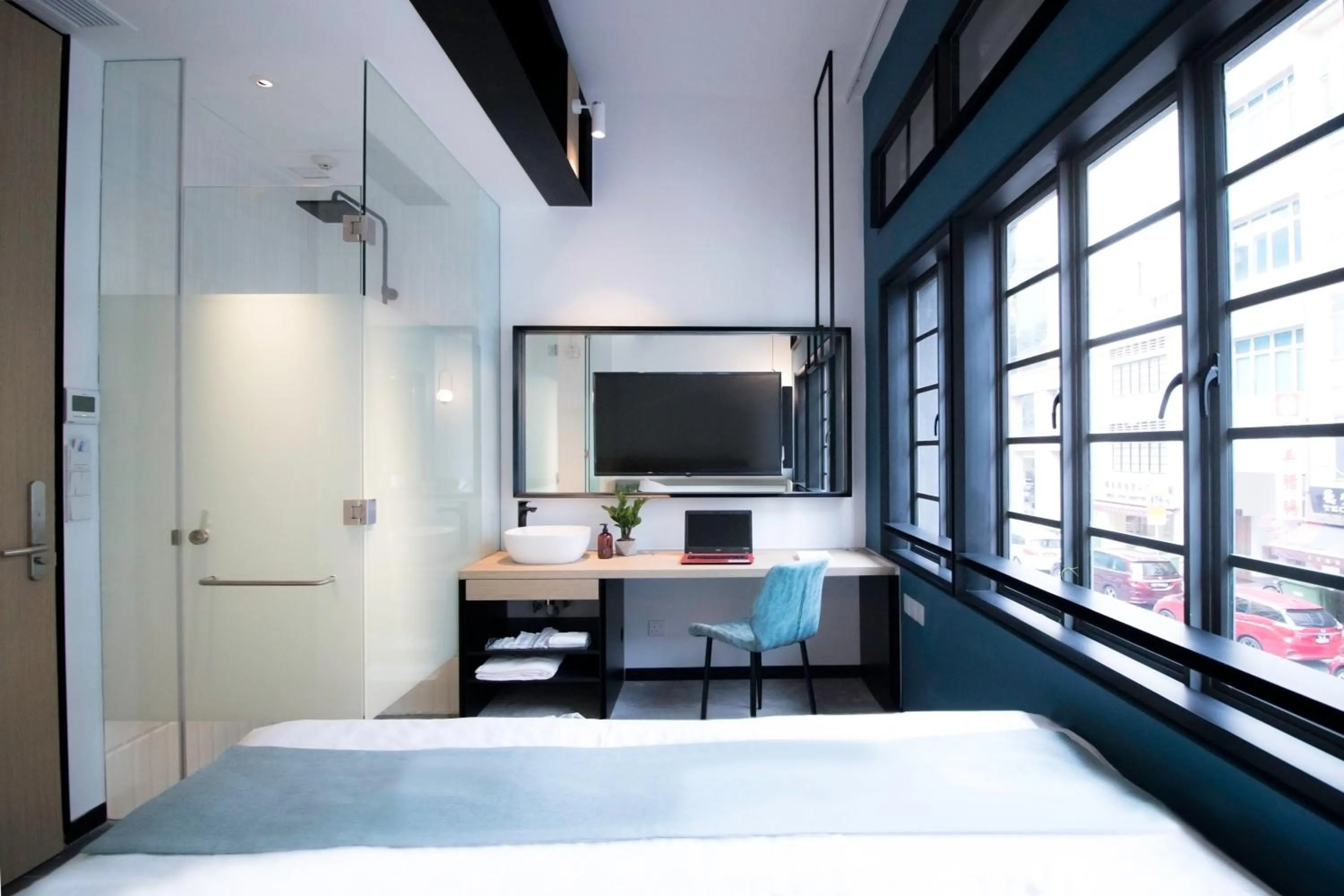 Communal lounge/ TV room, Bed in Hotel NuVe Elements