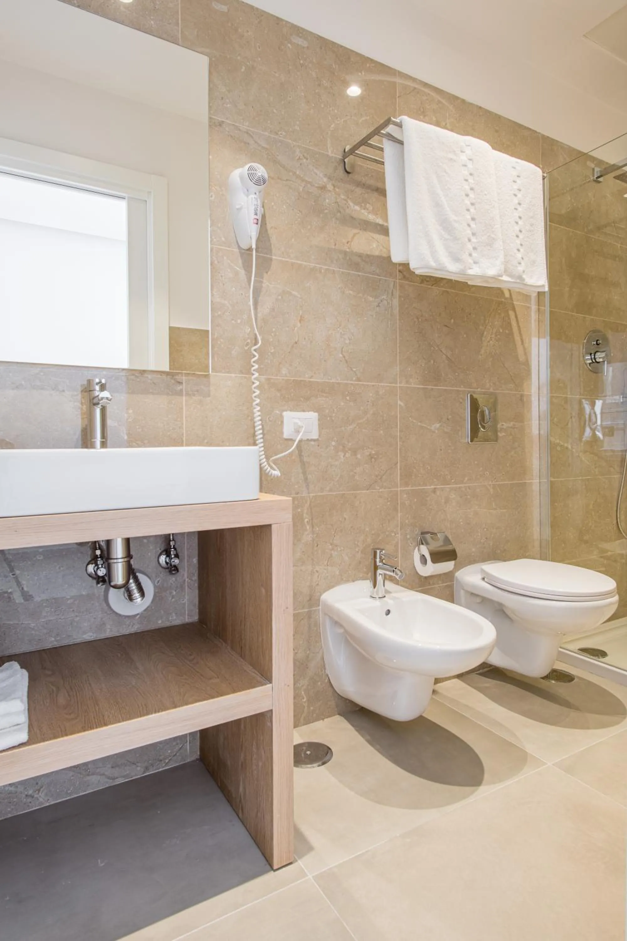 Shower in Lux Caracciolo