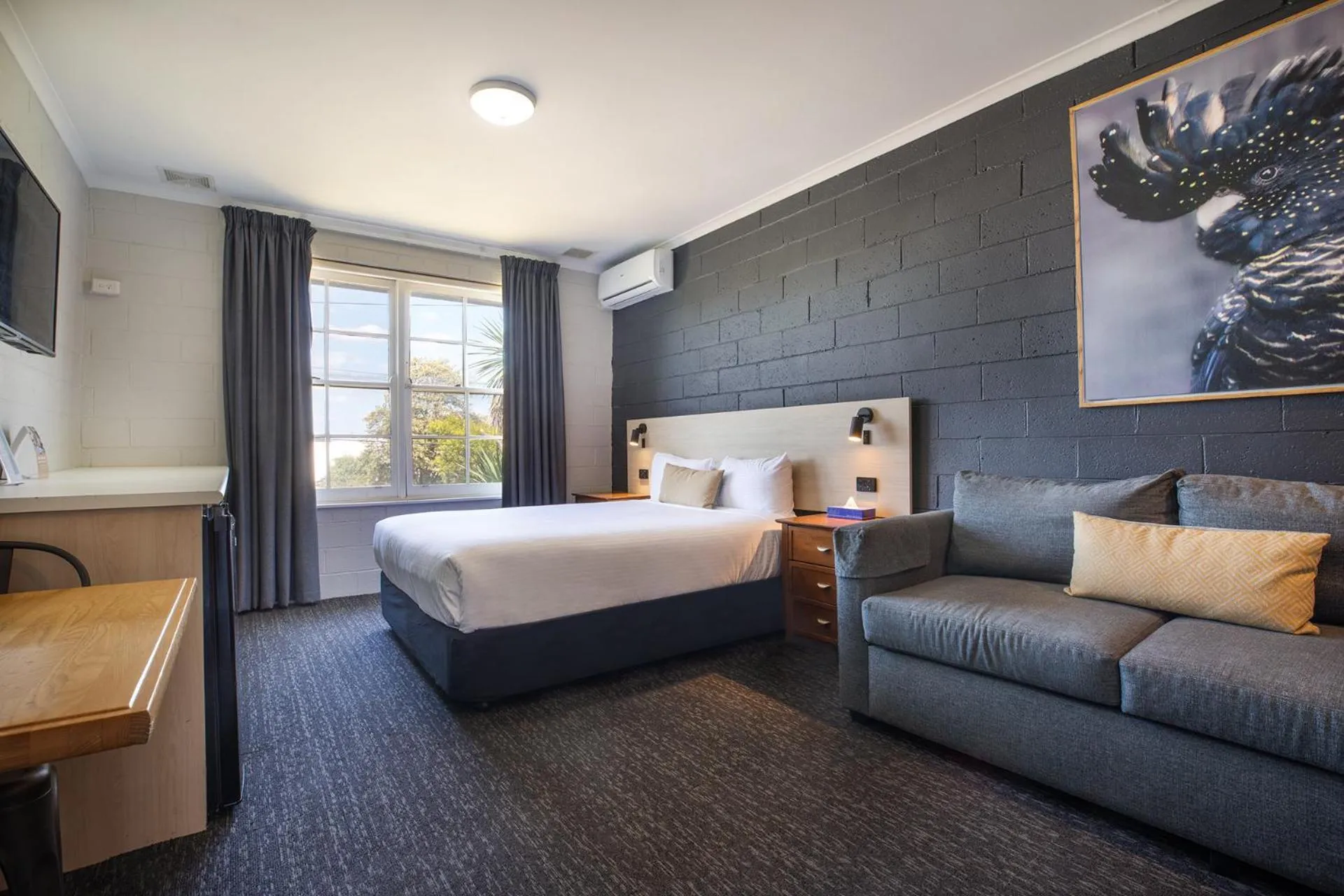 Photo of the whole room, Bed in The Mulgrave Motel