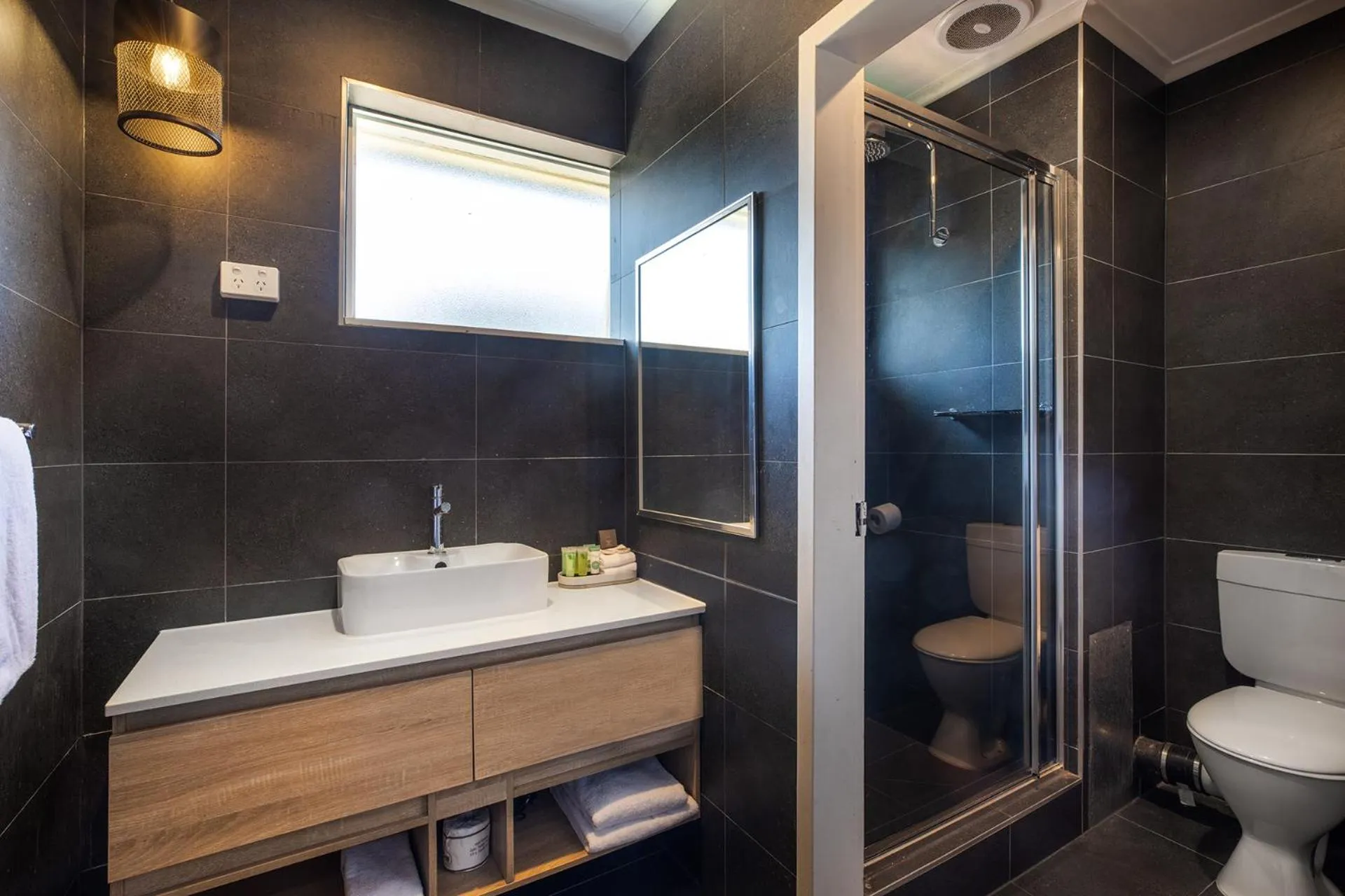 Bathroom in The Mulgrave Motel