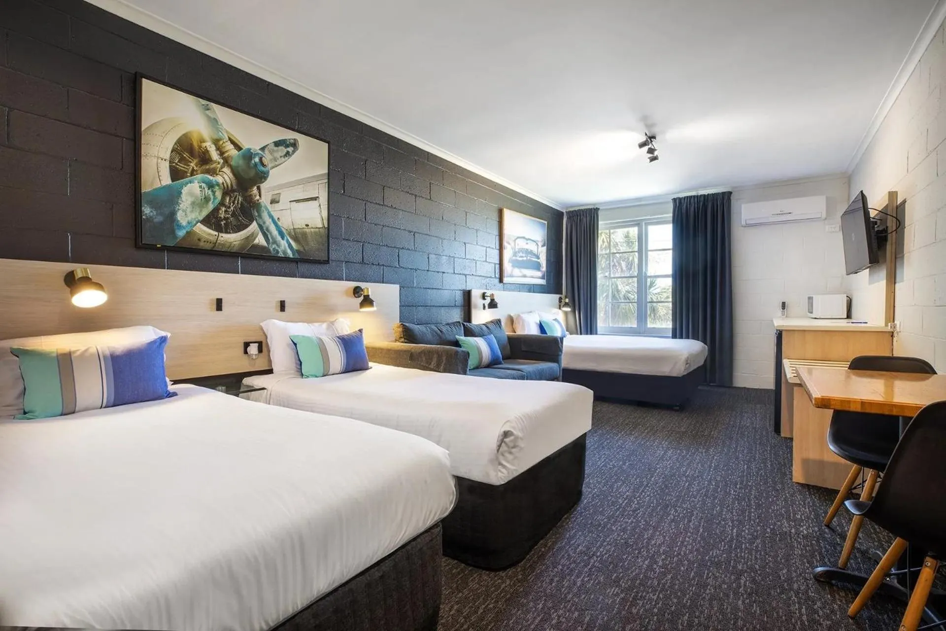 View (from property/room), Bed in The Mulgrave Motel