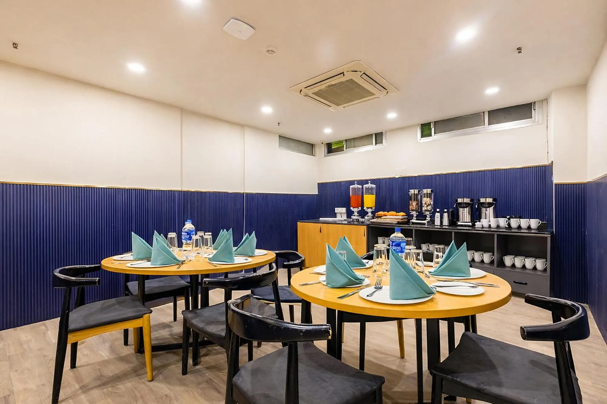 Restaurant/places to eat in FabHotel Vat