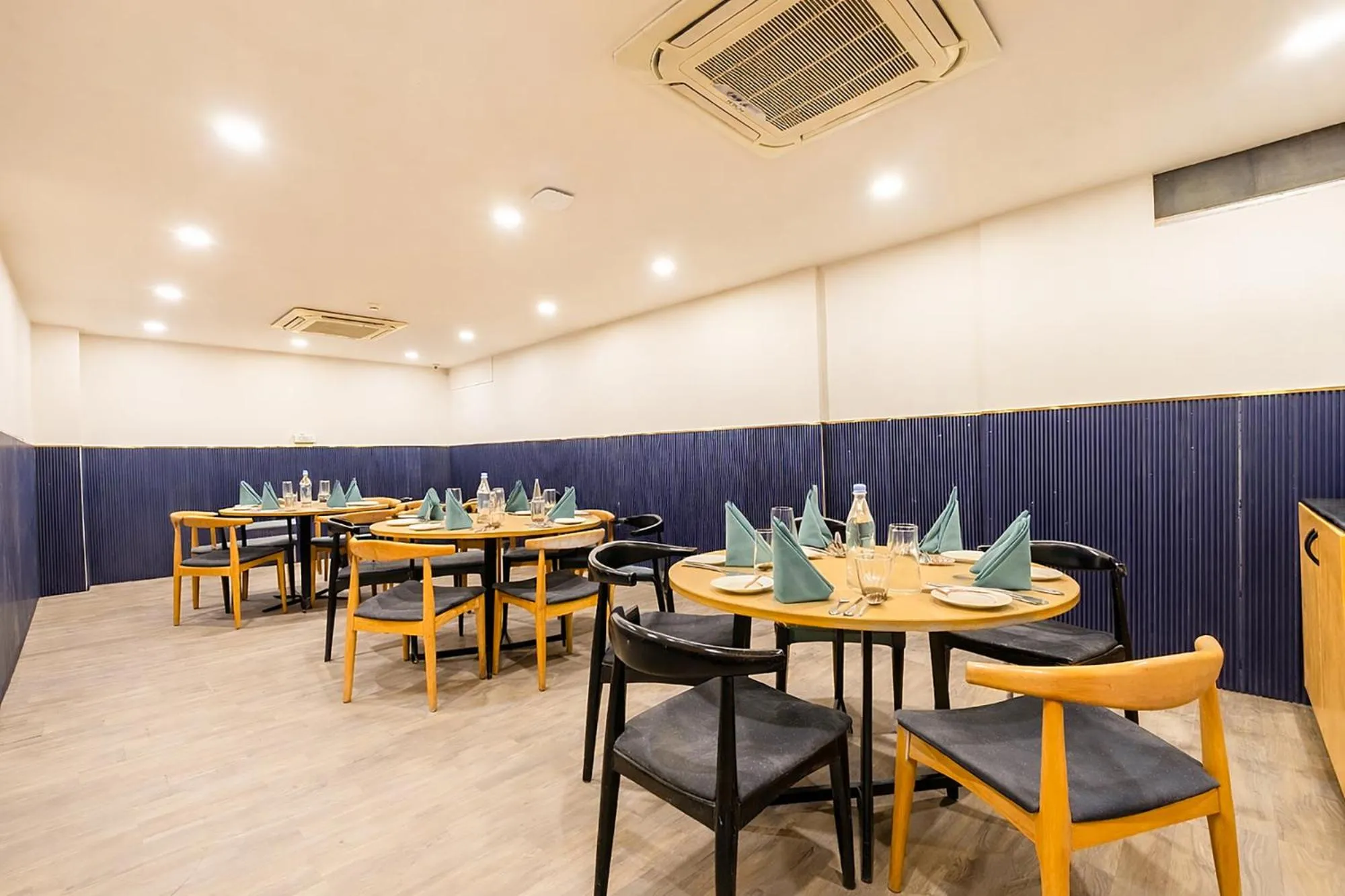 Restaurant/places to eat in FabHotel Vat