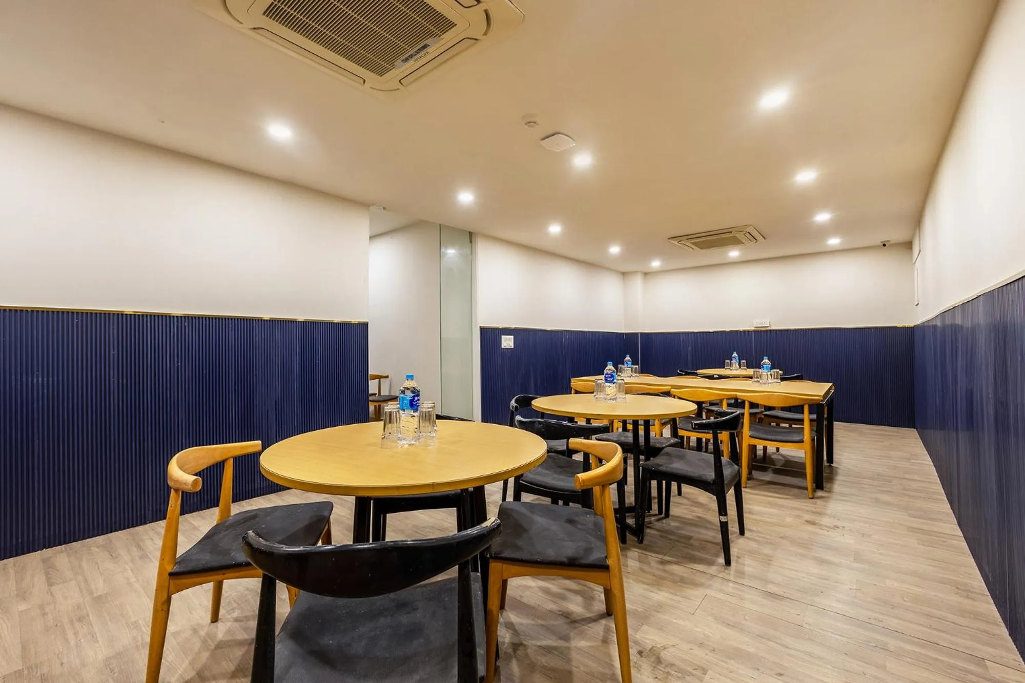 Restaurant/places to eat in FabHotel Vat