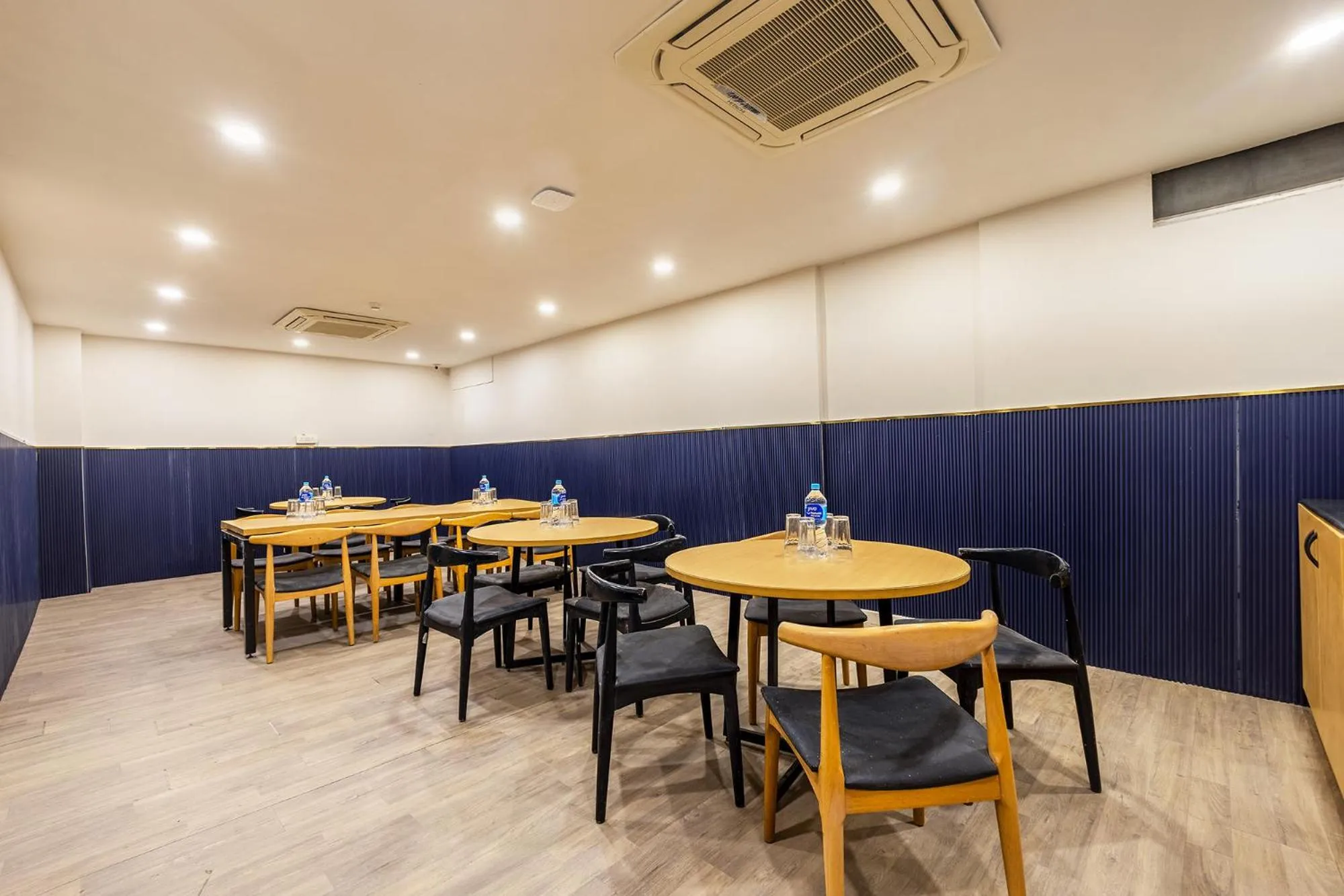 Restaurant/places to eat in FabHotel Vat