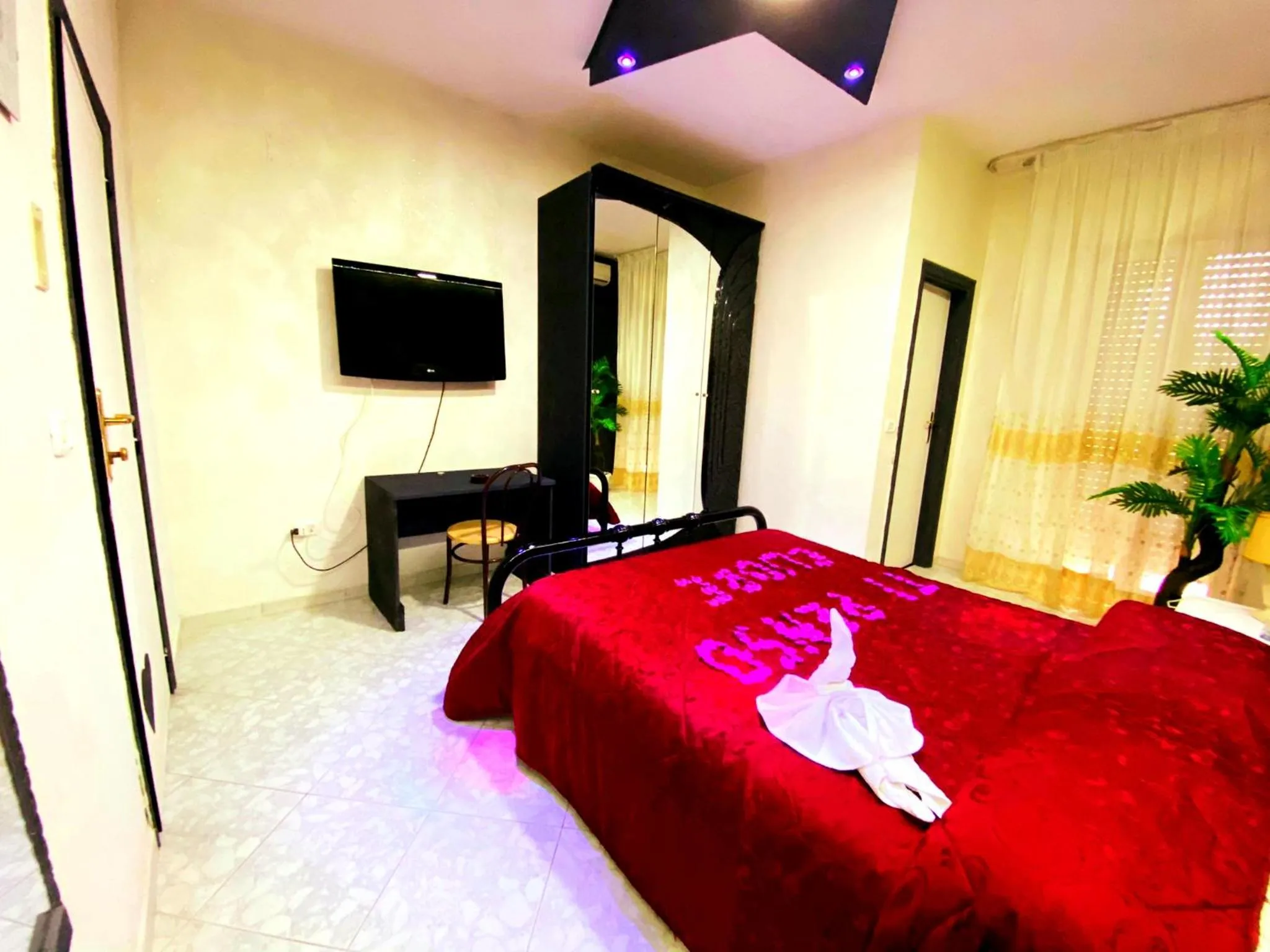 Bed in Hotel Napoleon-Cuore