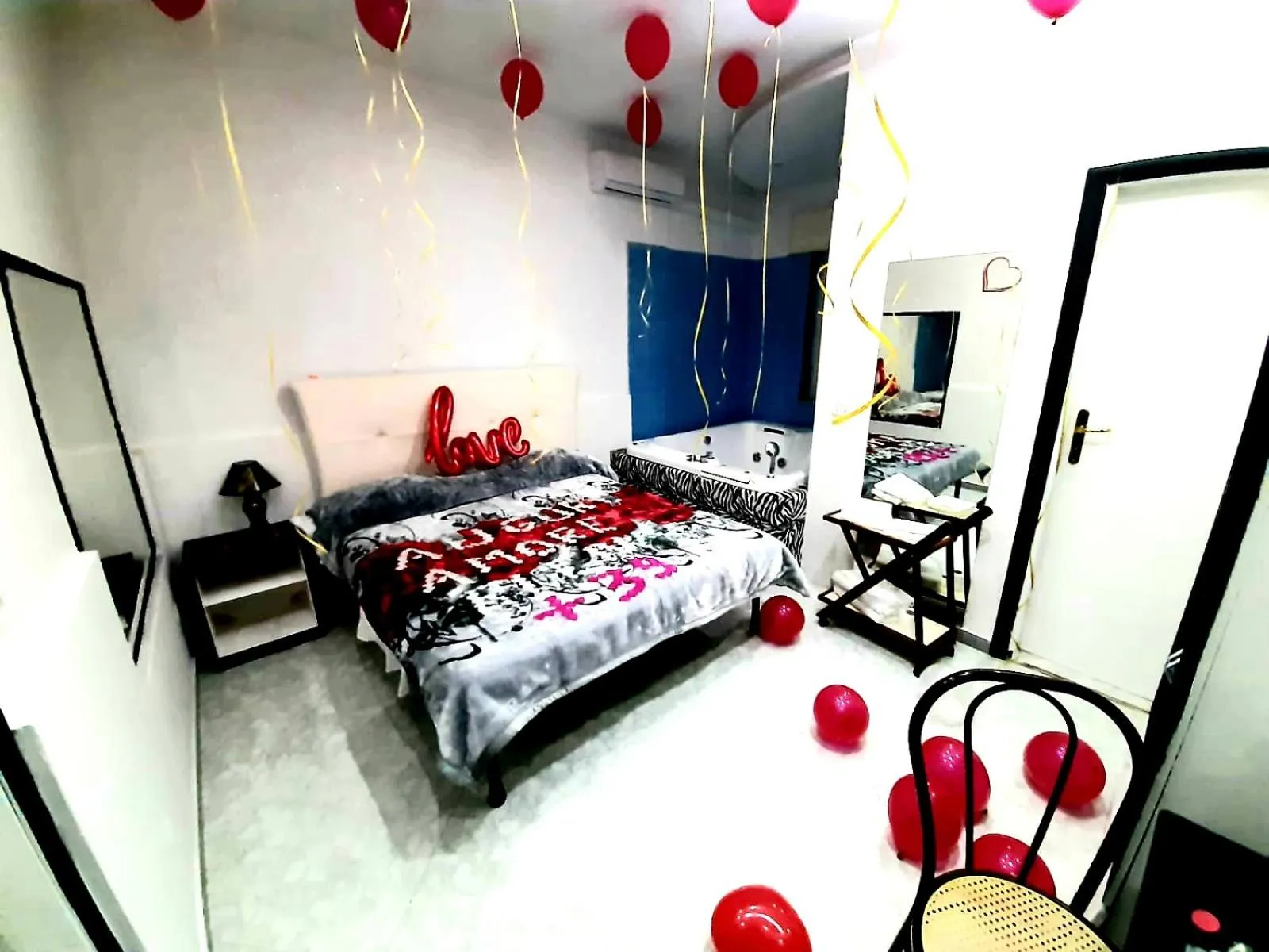 Bed in Hotel Napoleon-Cuore