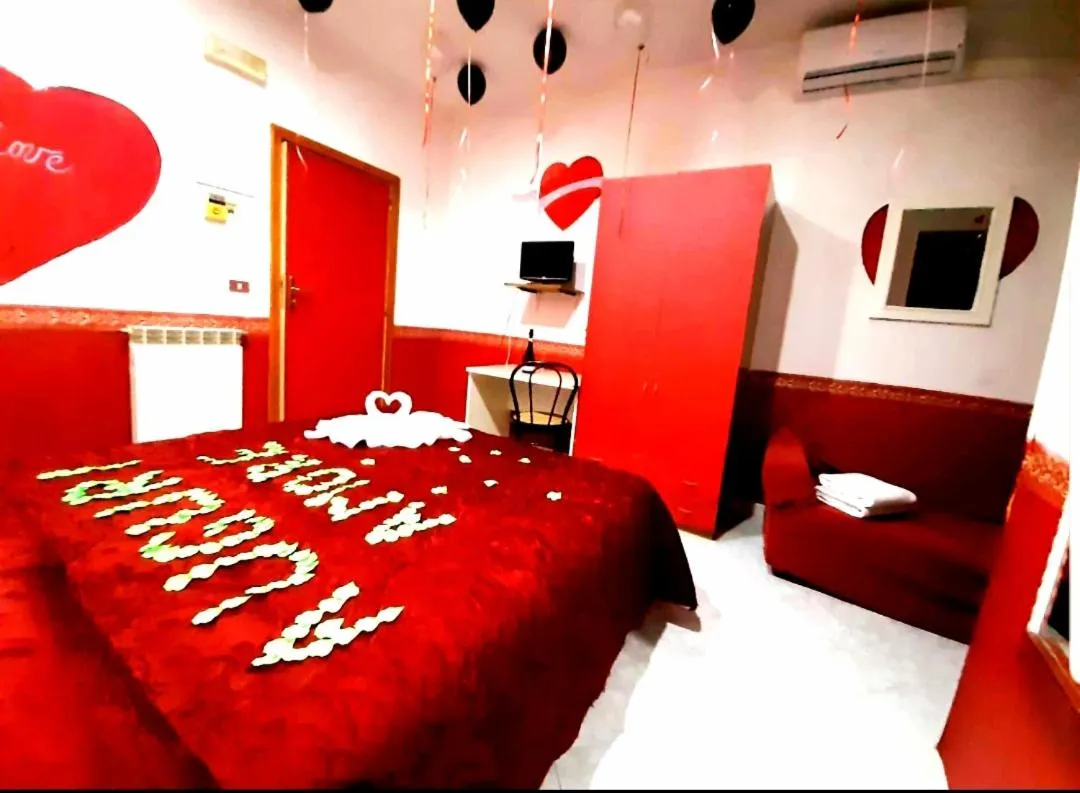 Bed in Hotel Napoleon-Cuore