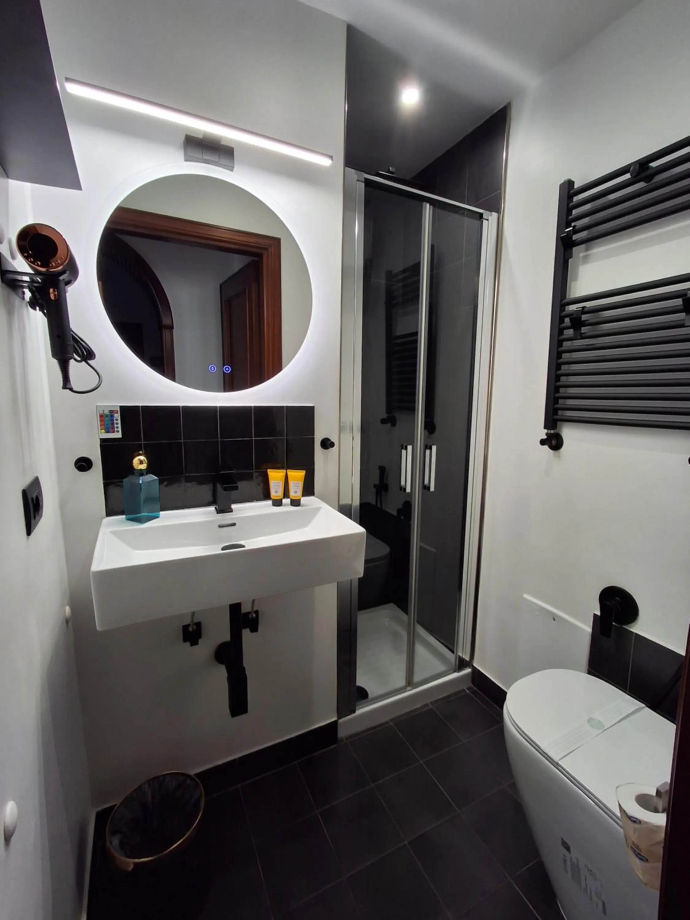 Shower in NapoliCentro Mare - Sea View Rooms & Suites