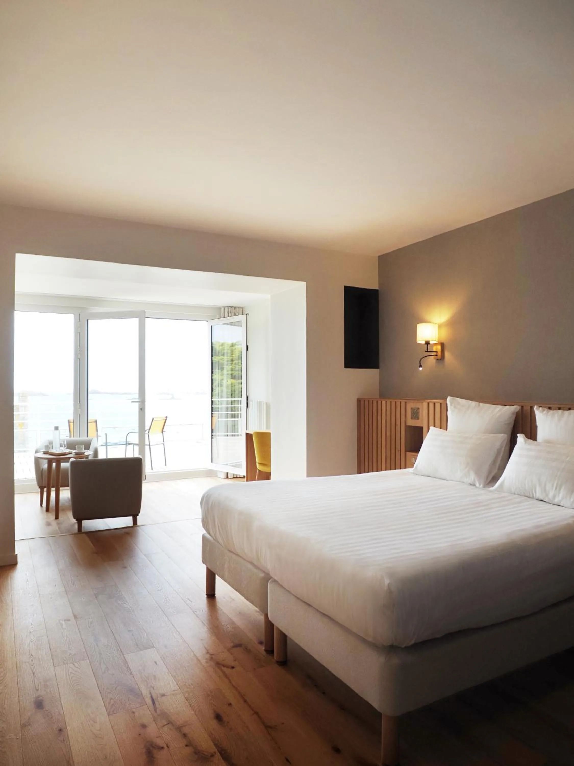 Photo of the whole room, Bed in Logis Hôtel de Carantec