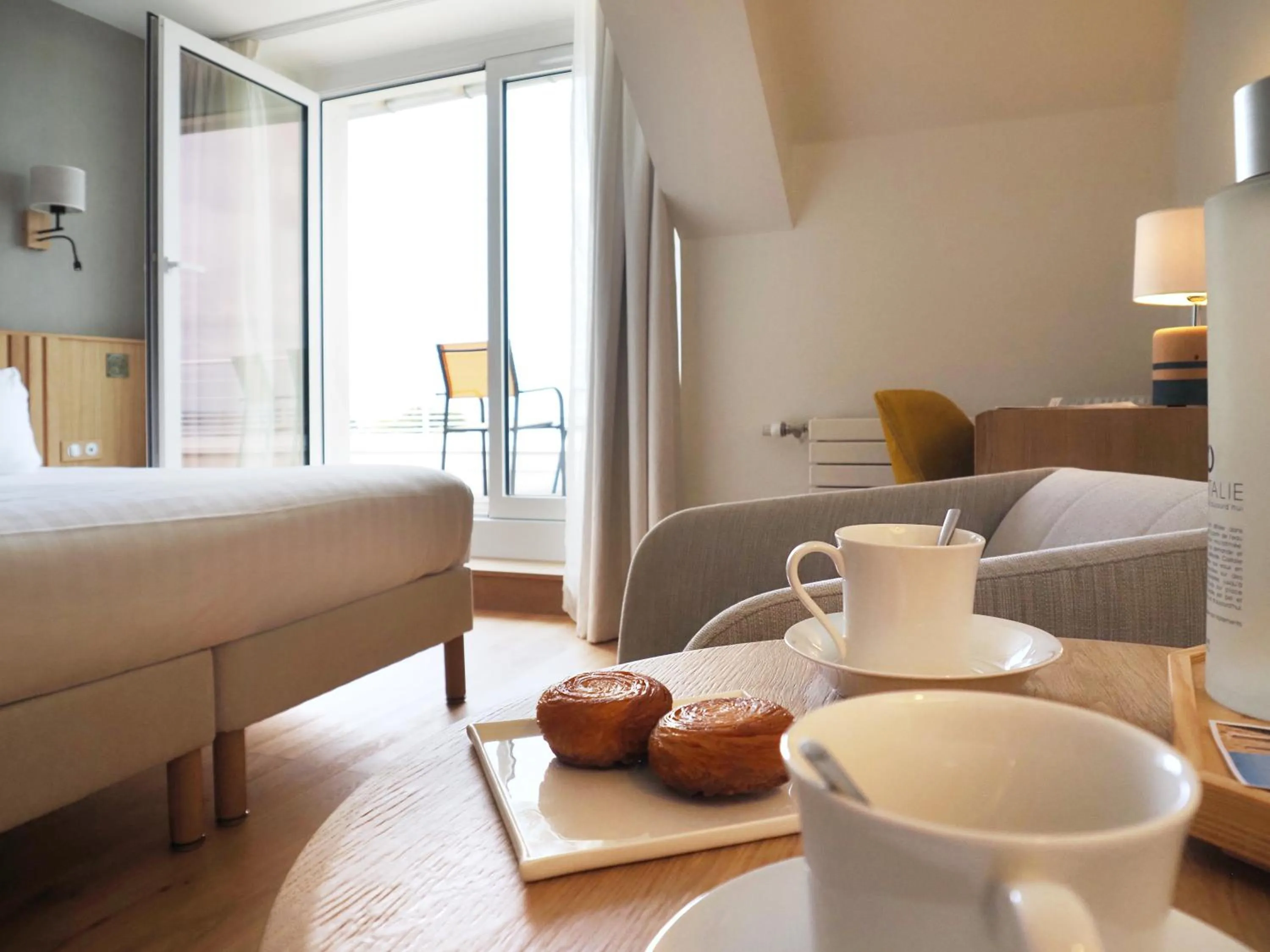 Balcony/Terrace, Bed in Logis Hôtel de Carantec