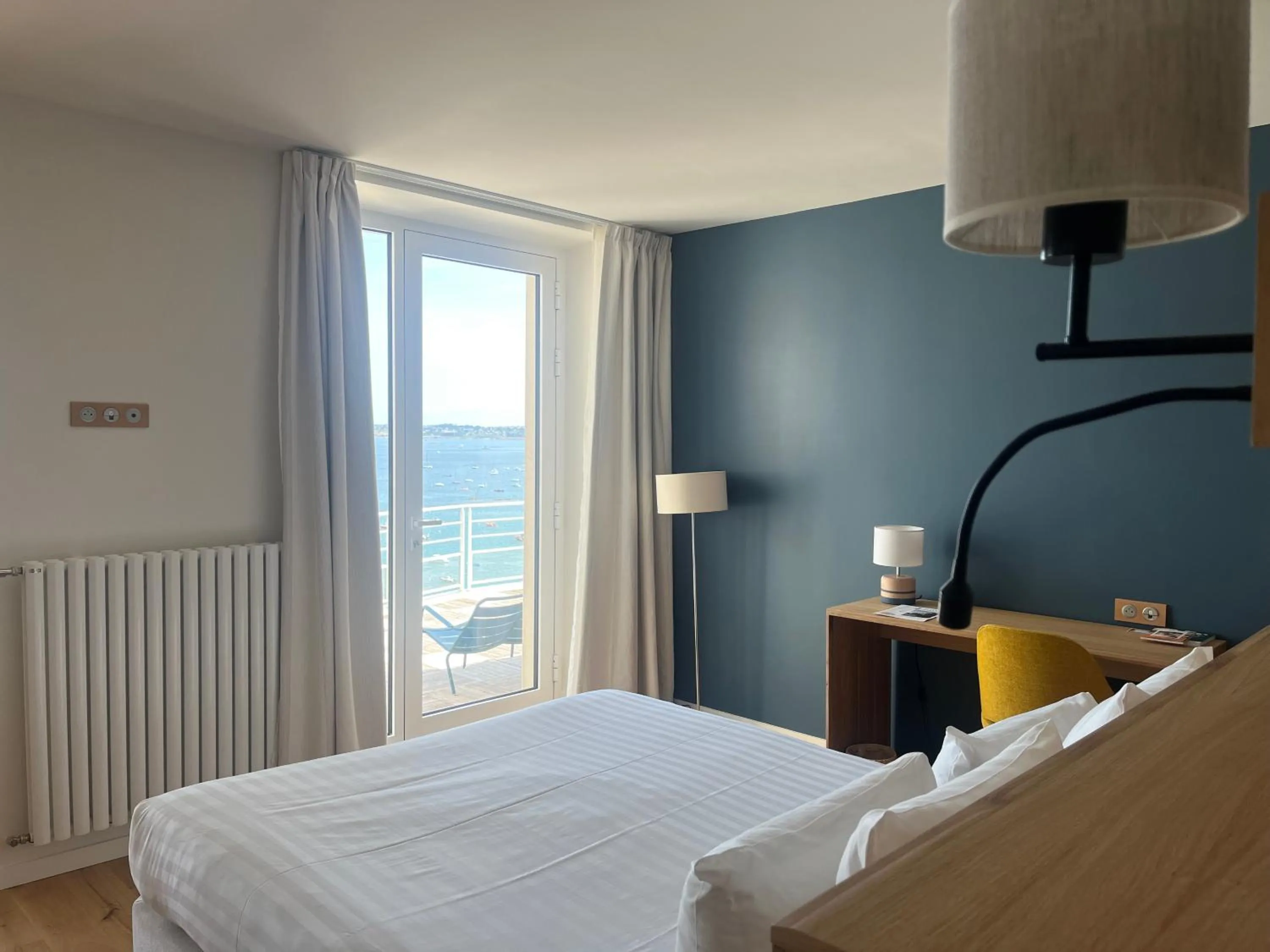 Bed in Logis Hôtel de Carantec