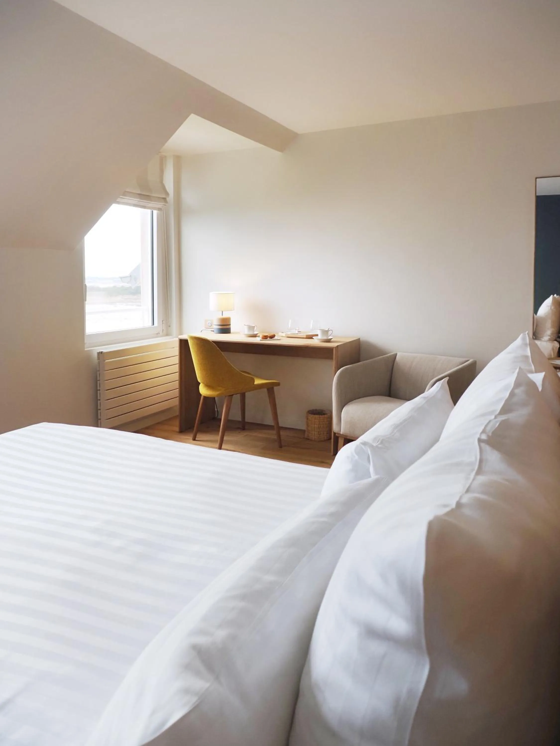 Bed in Logis Hôtel de Carantec