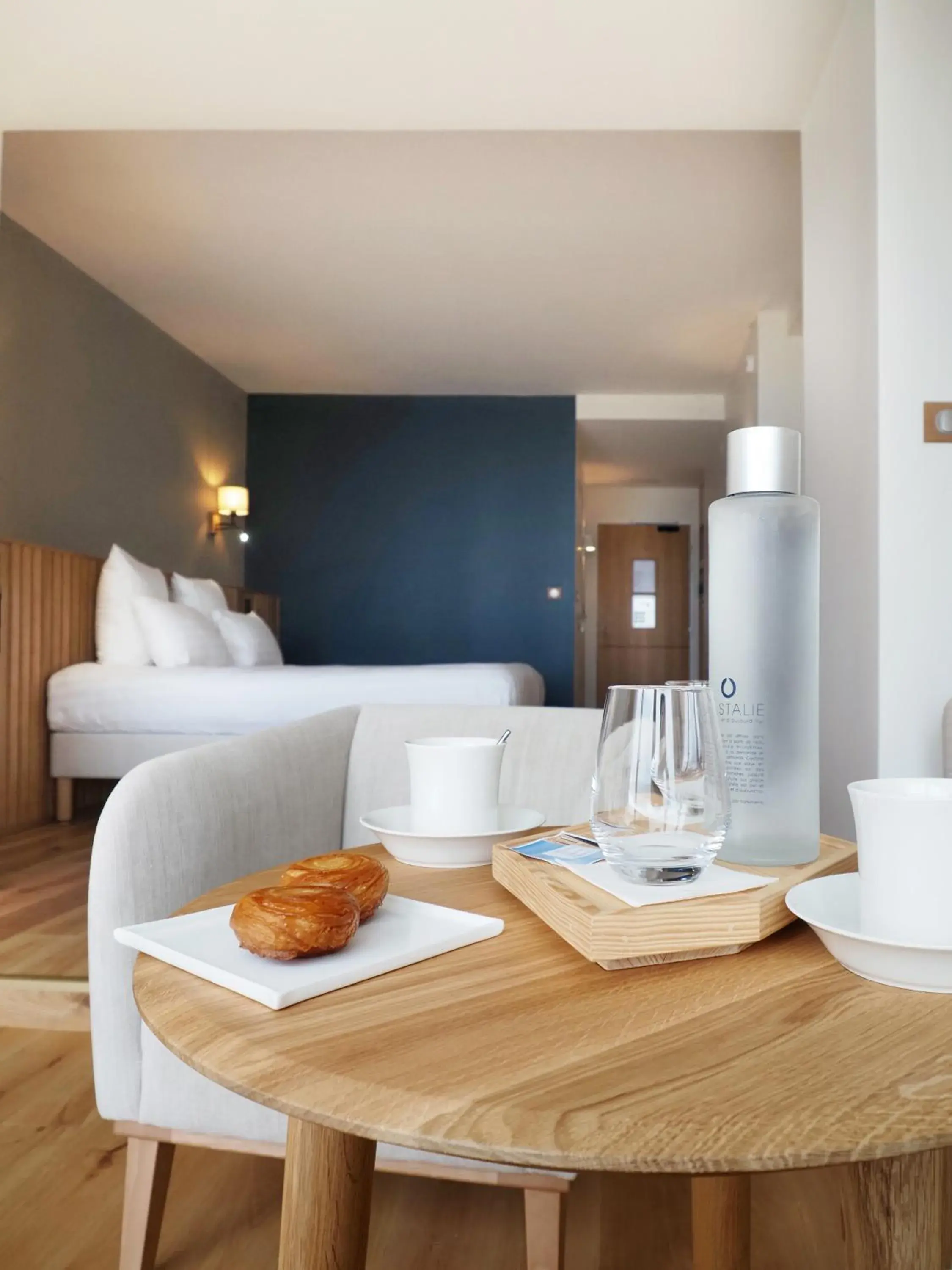 Double Room with Patio and Sea View in Logis Hôtel de Carantec Double Room with Patio and Sea View in Logis Hôtel de Carantec