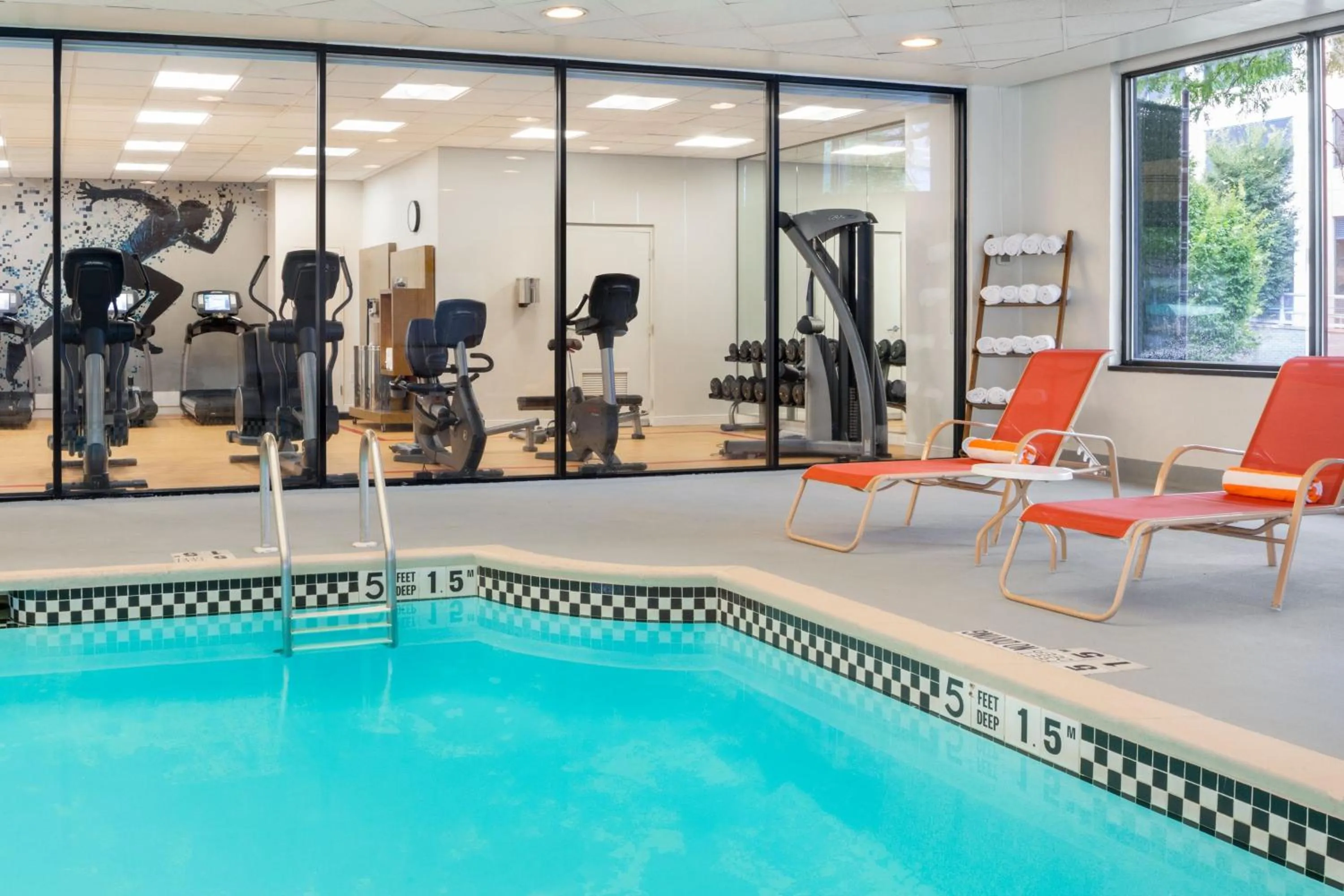 Swimming pool in Sheraton Lincoln Harbor Hotel