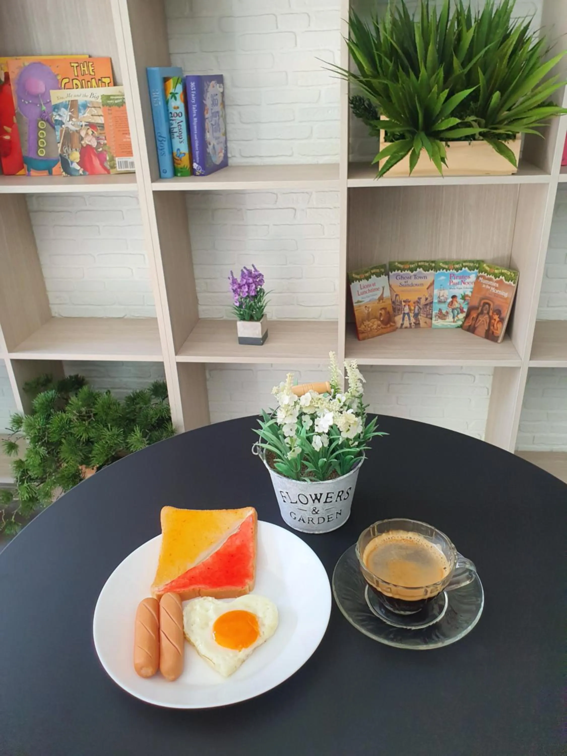 Food and drinks in 44 Room Rama 3