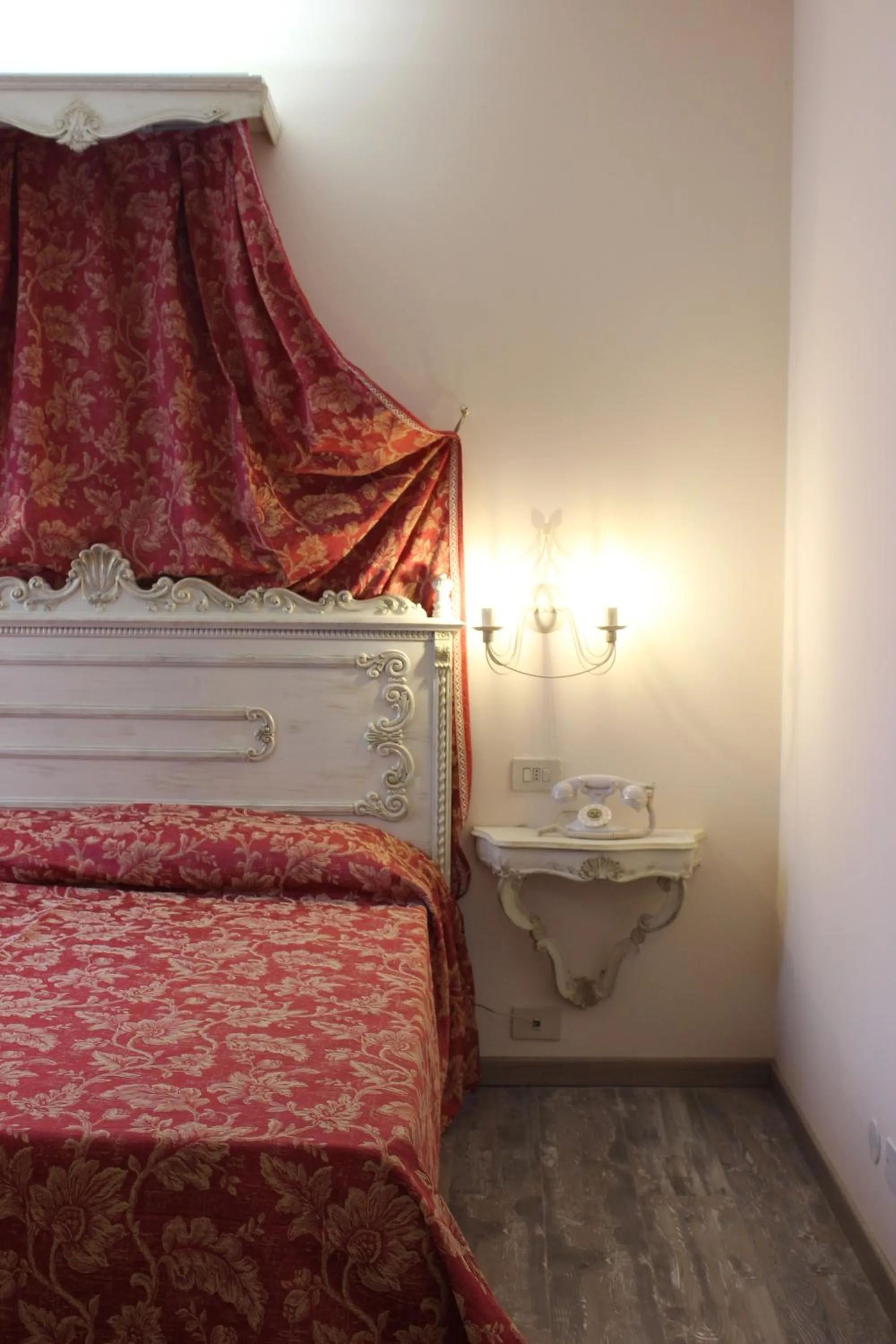 Photo of the whole room, Bed in Albergo Al Castello