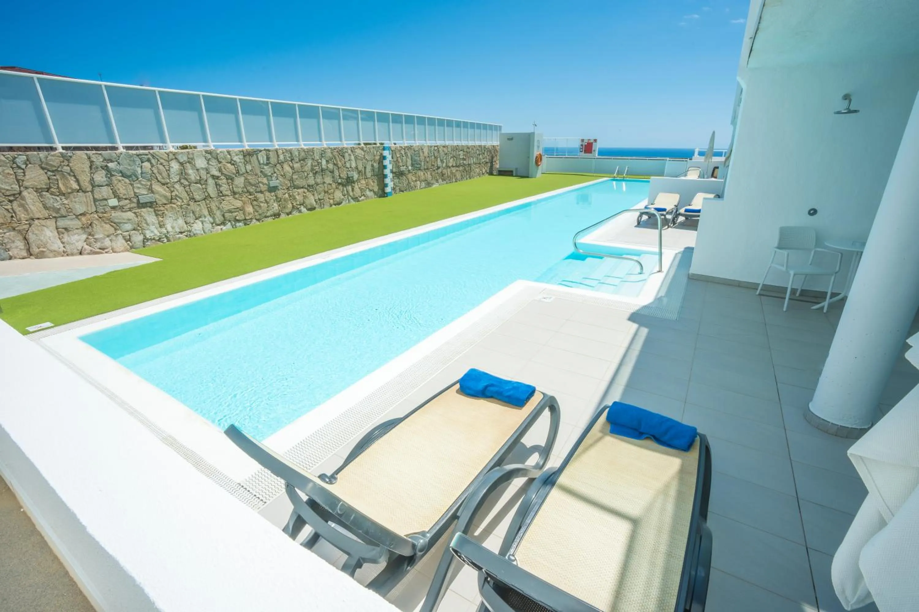 Swimming pool in OCEAN HILL - Adults Only