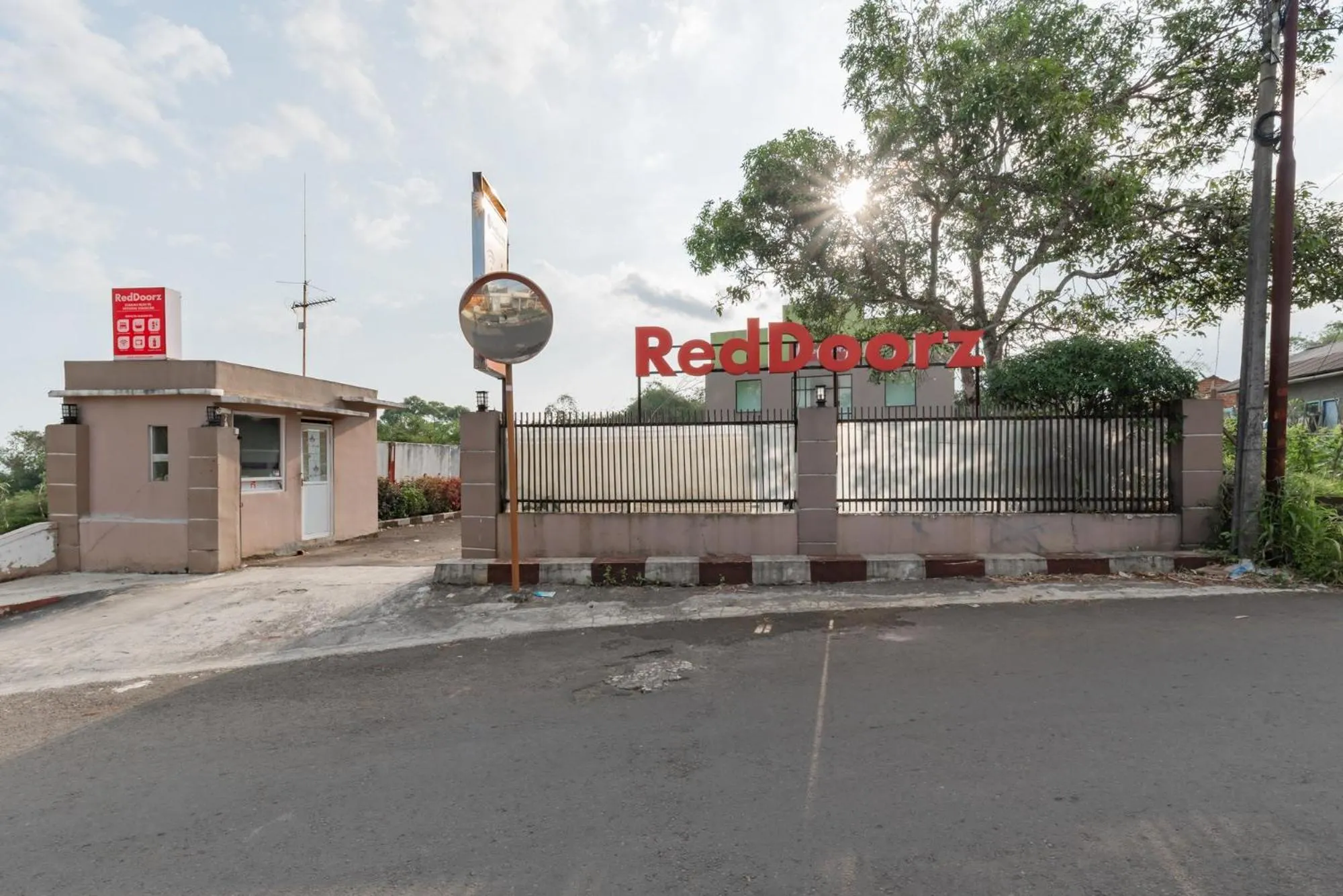 Property building in RedDoorz Syariah near RS Hermina Sukabumi