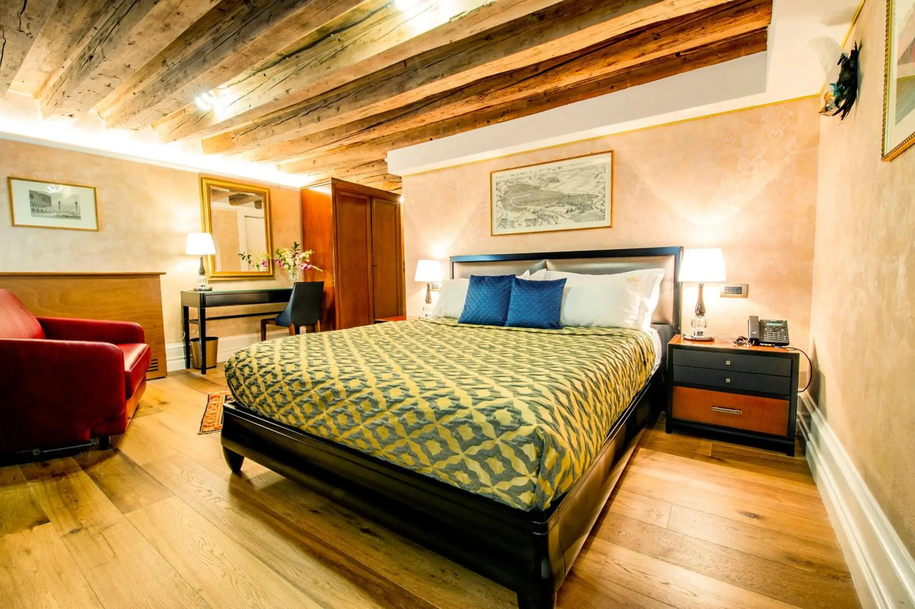 Superior Double Room with San Salvador Canal view. - single occupancy in EGO' Residence Venice Superior Double Room with San Salvador Canal view. - single occupancy in EGO' Residence Venice