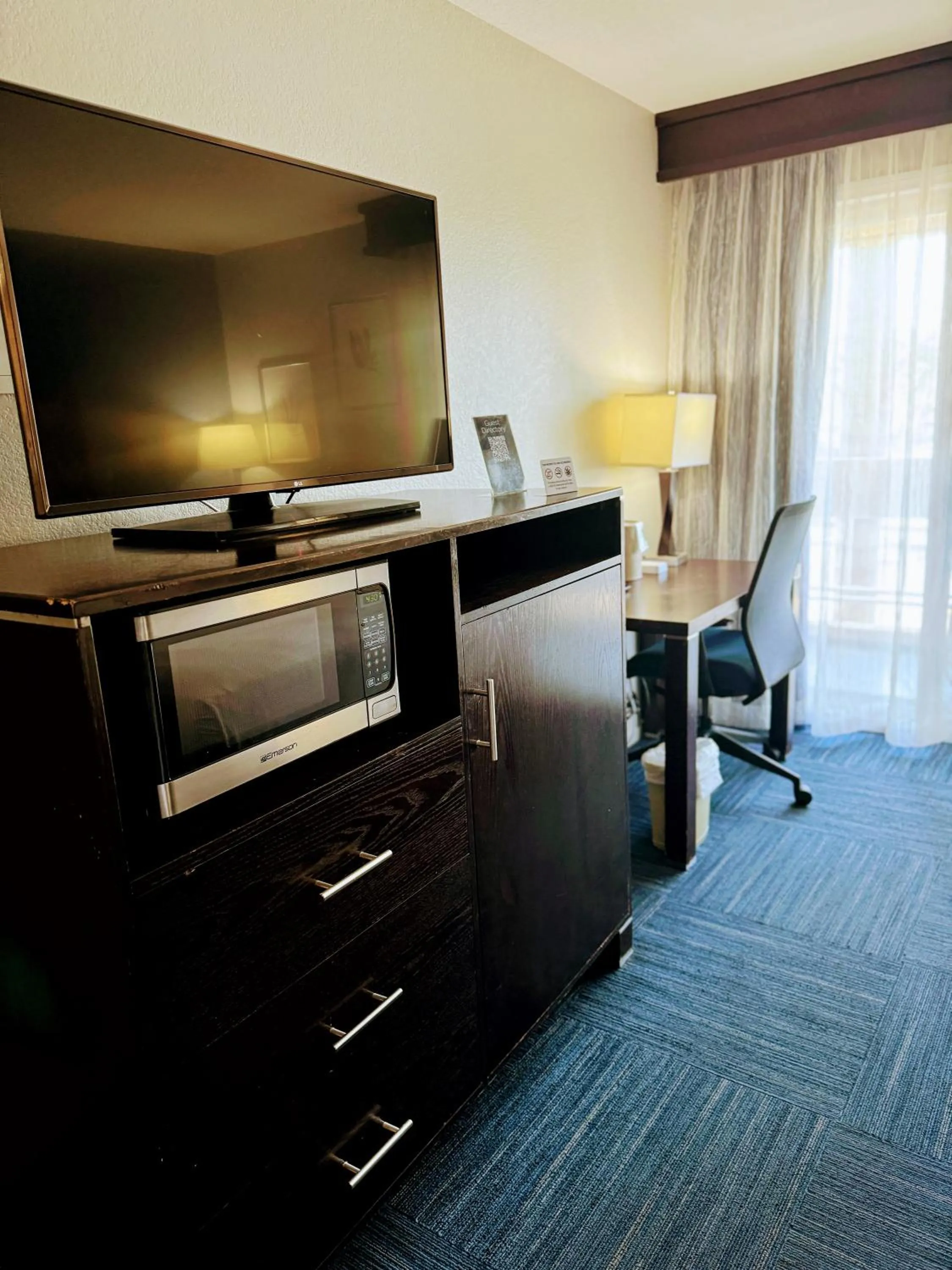 microwave in The Pacific Inn