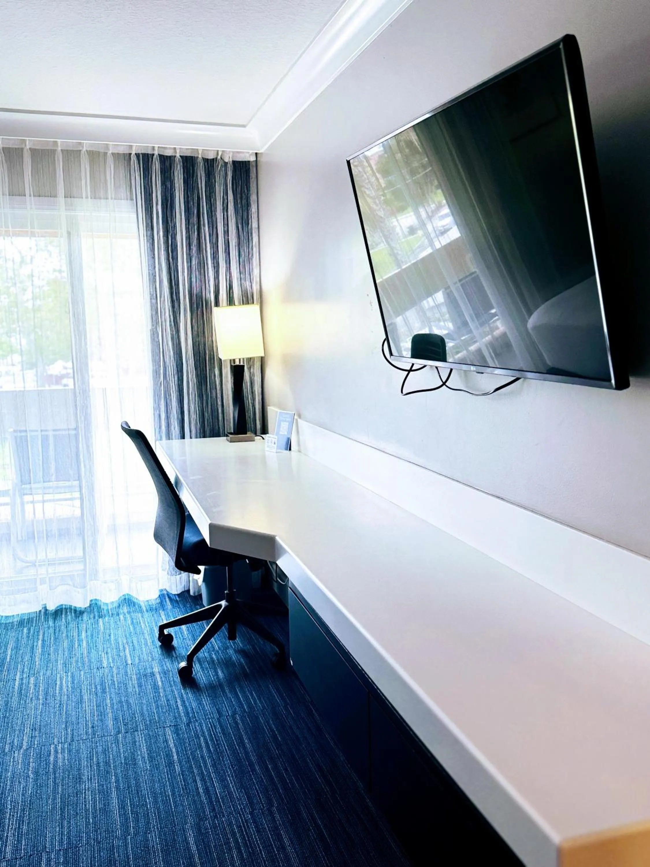 Bedroom in The Pacific Inn