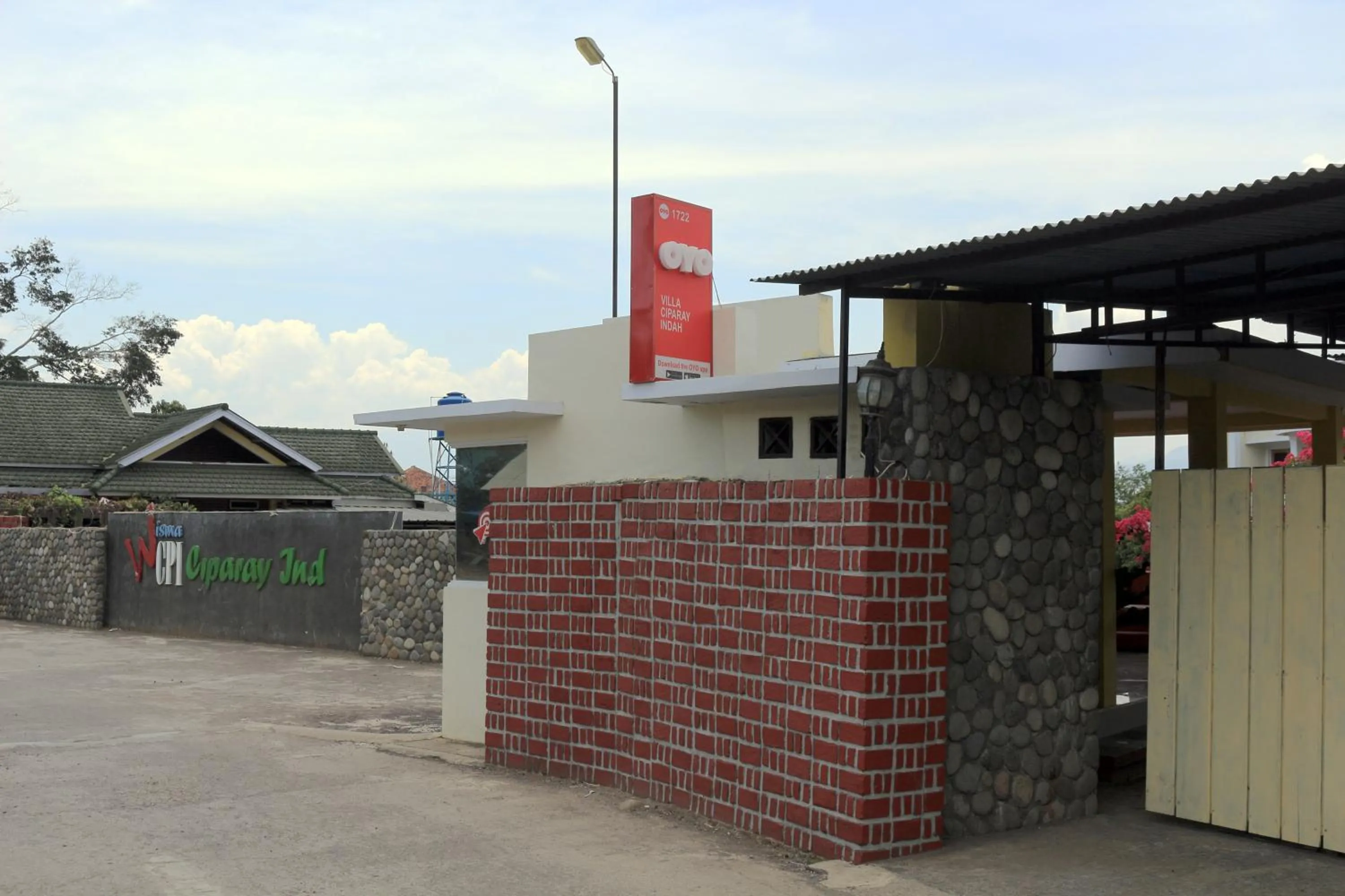 Facade/entrance in OYO 1722 Villa Ciparay Indah Syariah