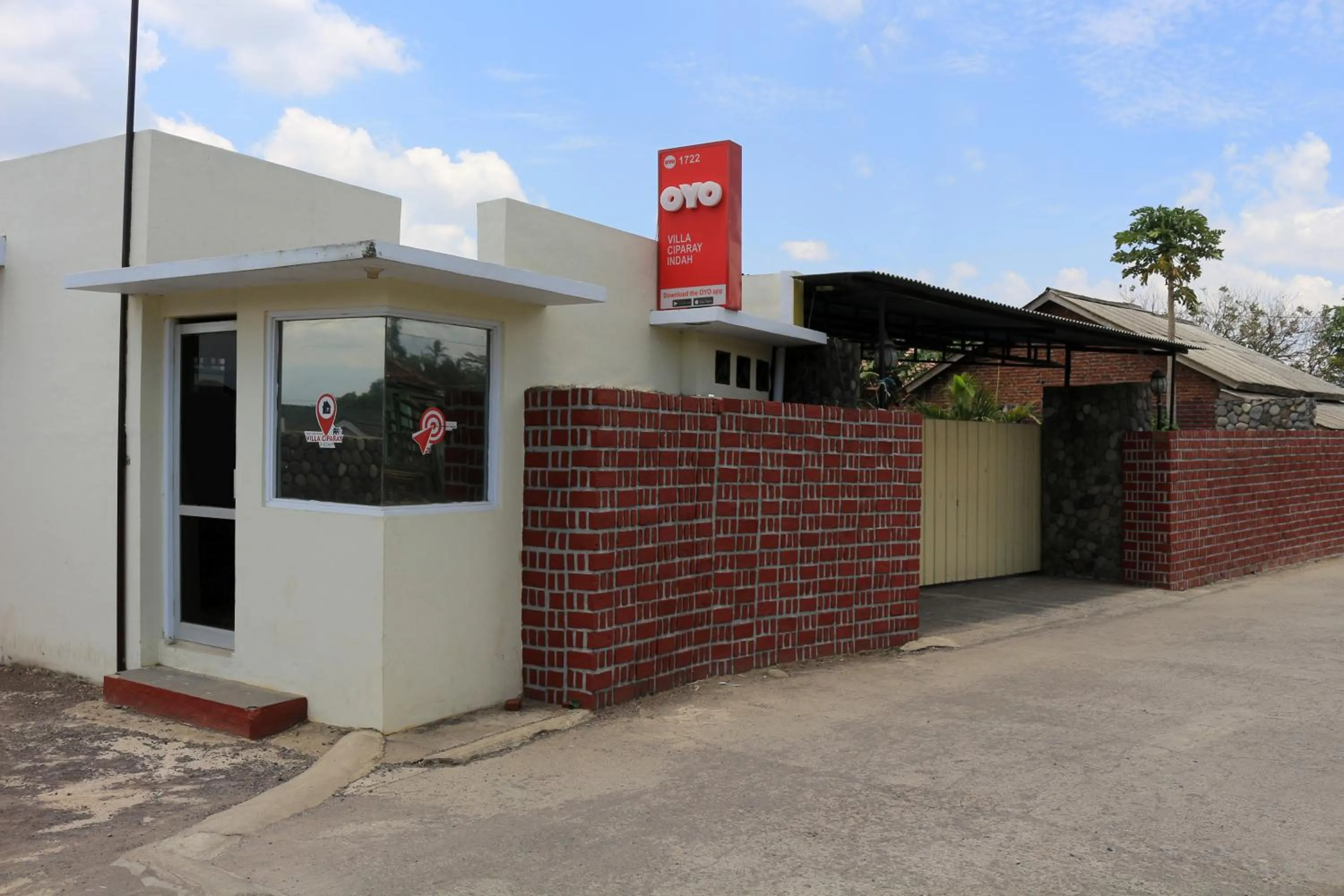 Facade/entrance in OYO 1722 Villa Ciparay Indah Syariah