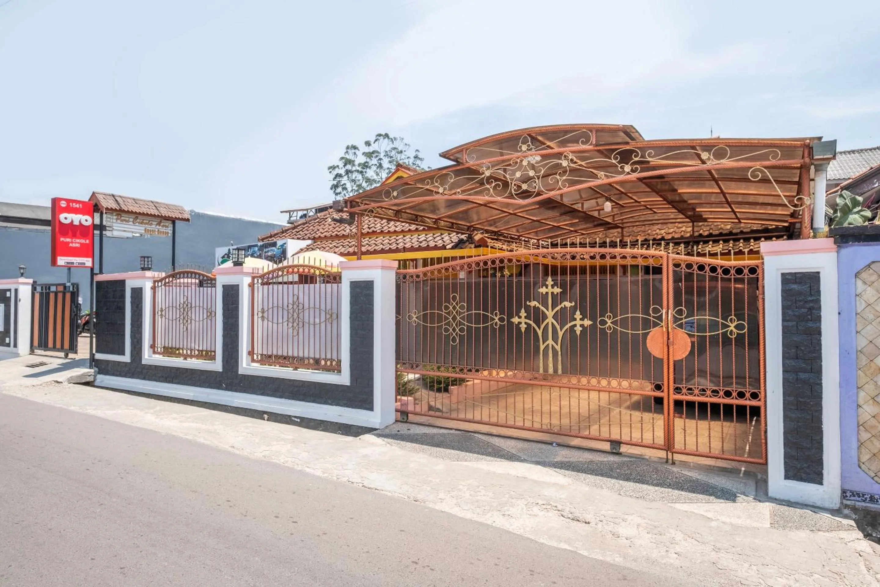 Facade/entrance in Capital O 1541 Puri Cikole Asri