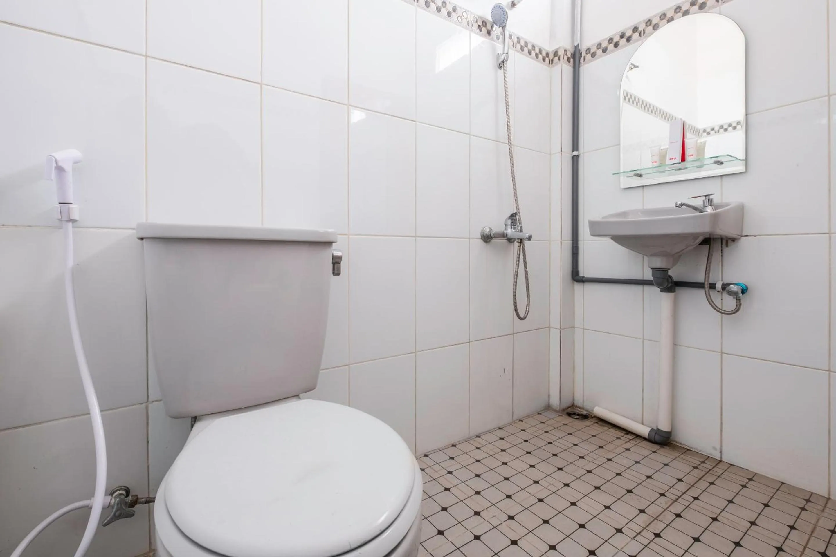 Bathroom in Capital O 1541 Puri Cikole Asri