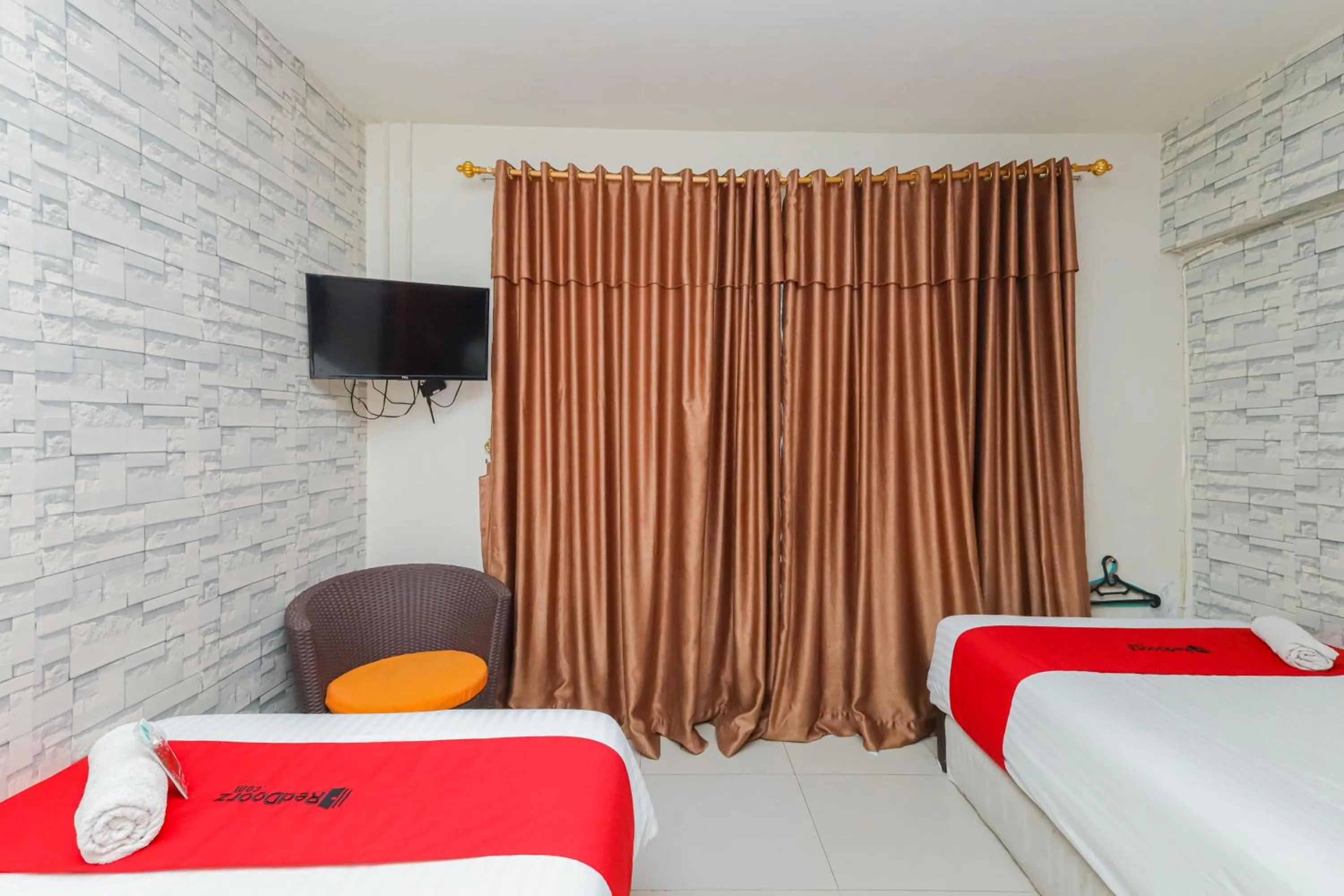Bed in RedDoorz Syariah near Green Park Jatiwarna