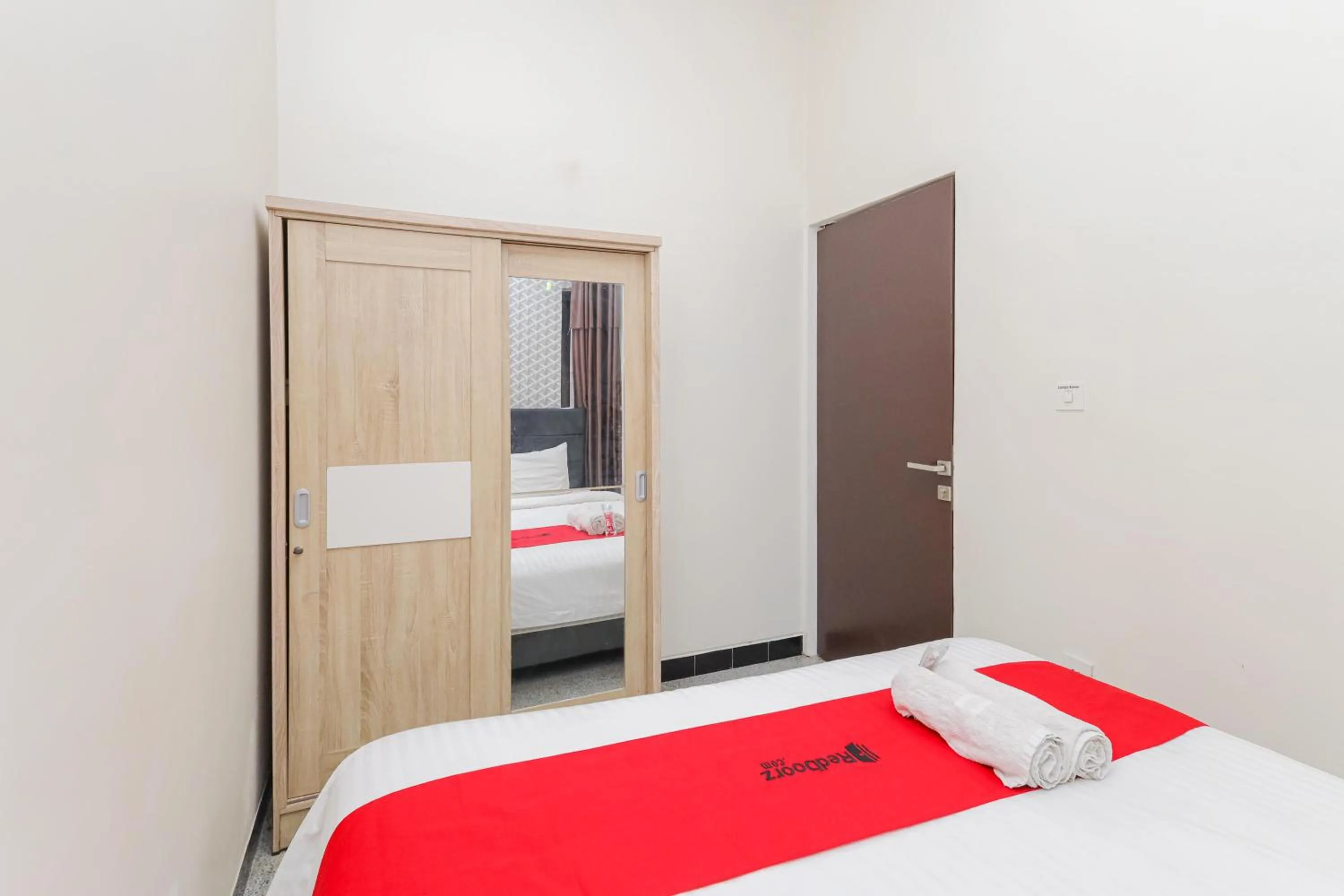 Bed in RedDoorz Syariah near Green Park Jatiwarna